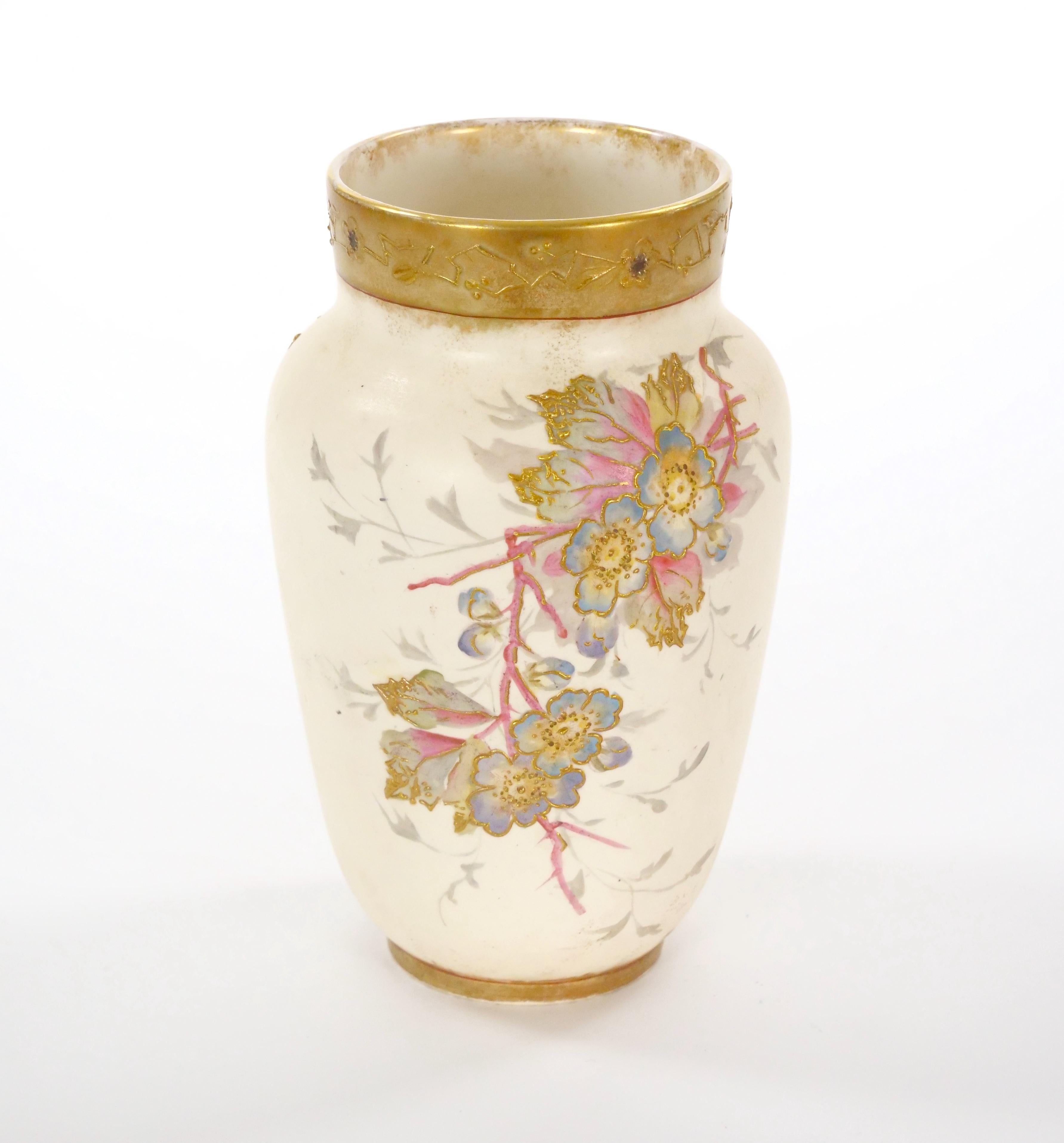 XIX secolo Antico vaso decorativo tedesco in porcellana dipinta a mano e dorata in vendita