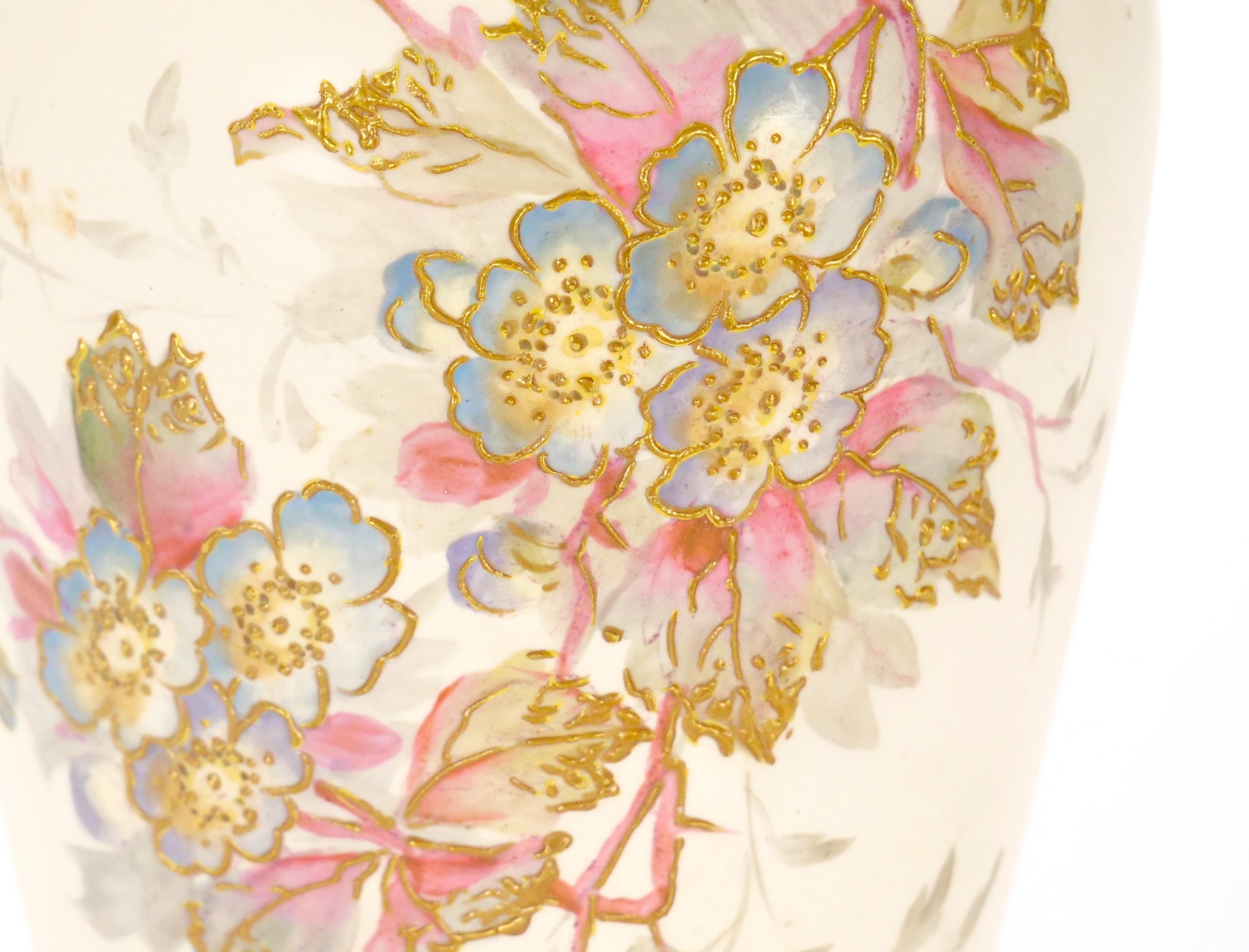 Oro Antico vaso decorativo tedesco in porcellana dipinta a mano e dorata in vendita