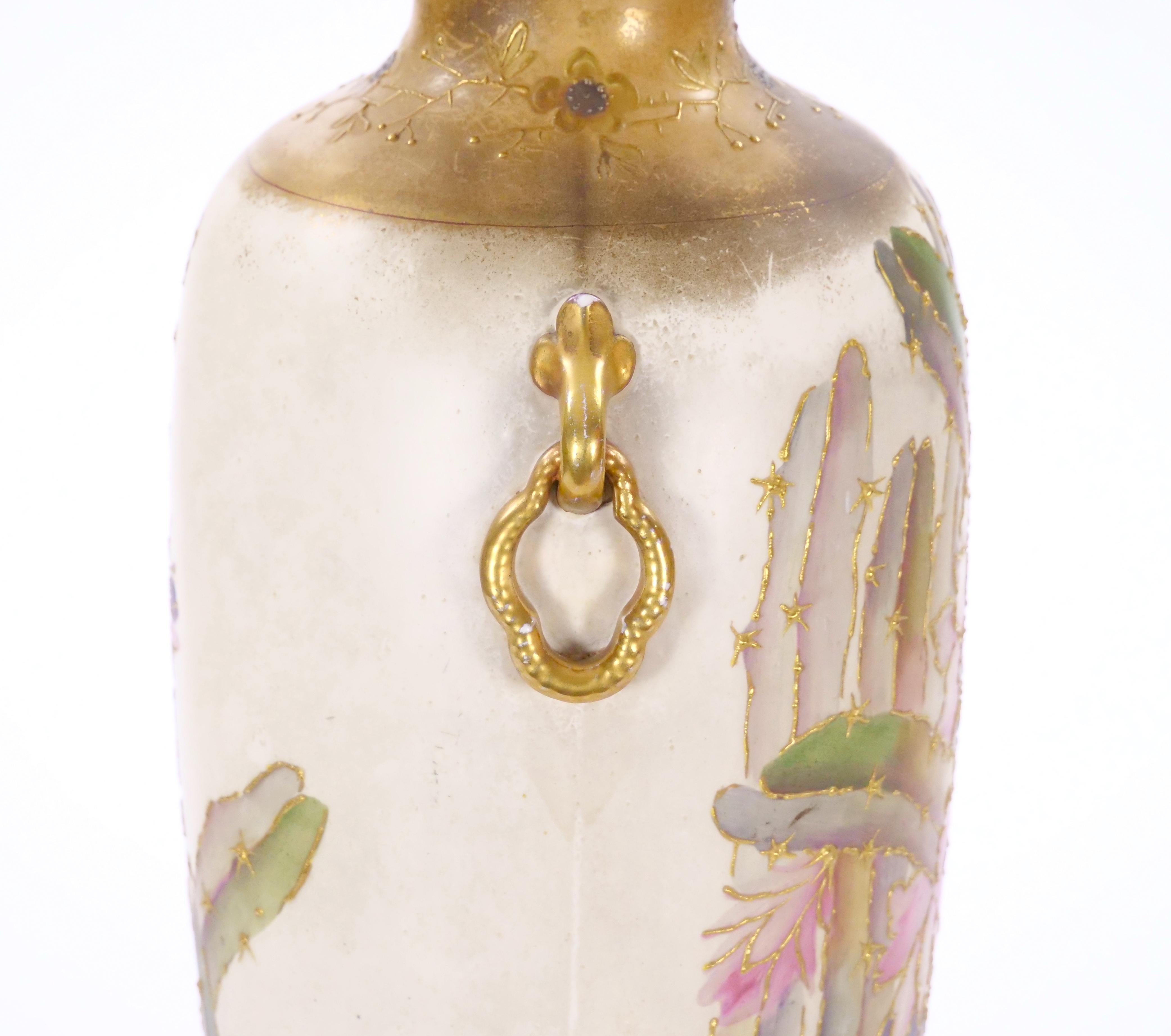 Jarrón decorativo antiguo de porcelana alemana pintado a mano y dorado en venta 1