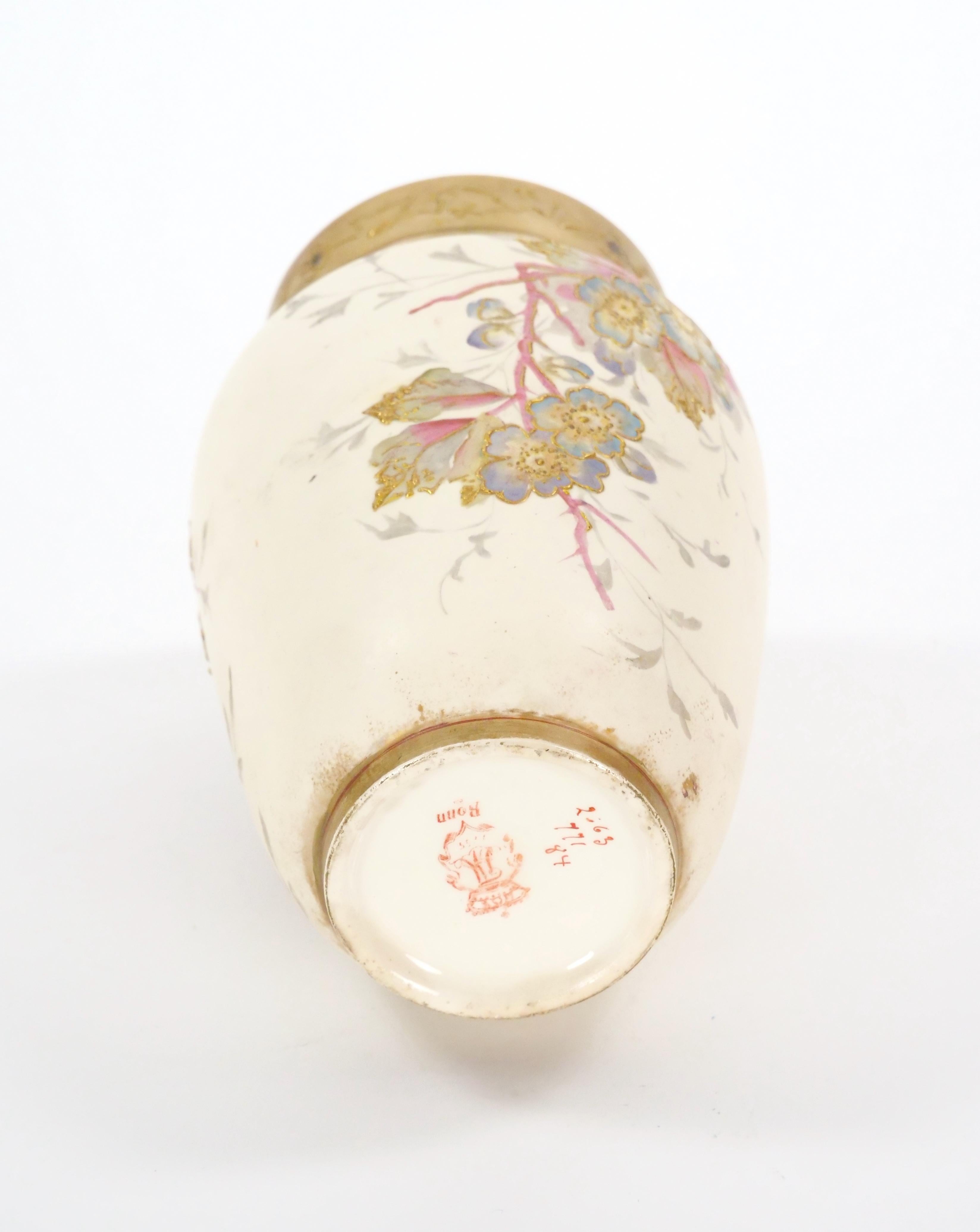 Antico vaso decorativo tedesco in porcellana dipinta a mano e dorata in vendita 1