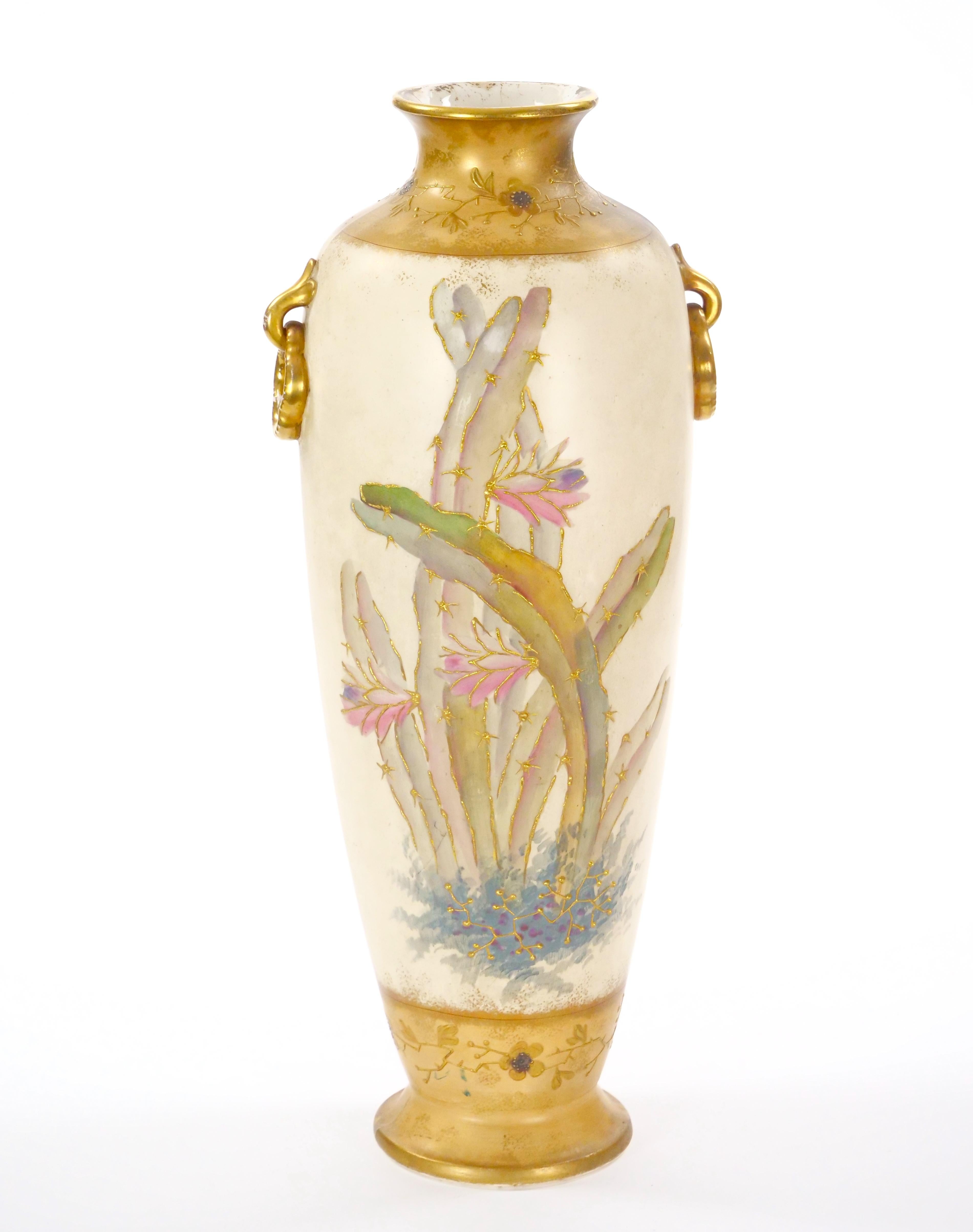 Jarrón decorativo antiguo de porcelana alemana pintado a mano y dorado en venta 2