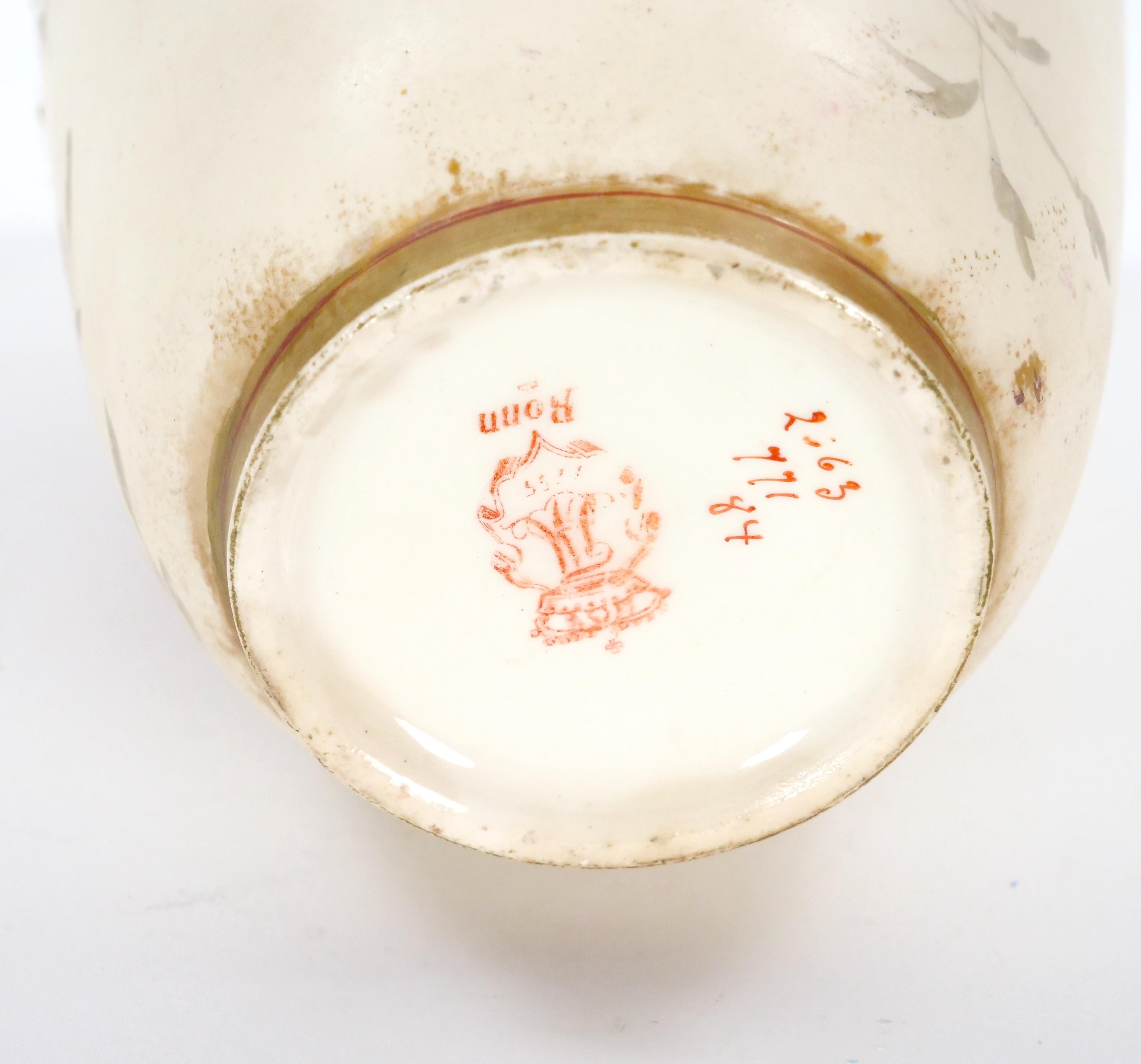 Antico vaso decorativo tedesco in porcellana dipinta a mano e dorata in vendita 2