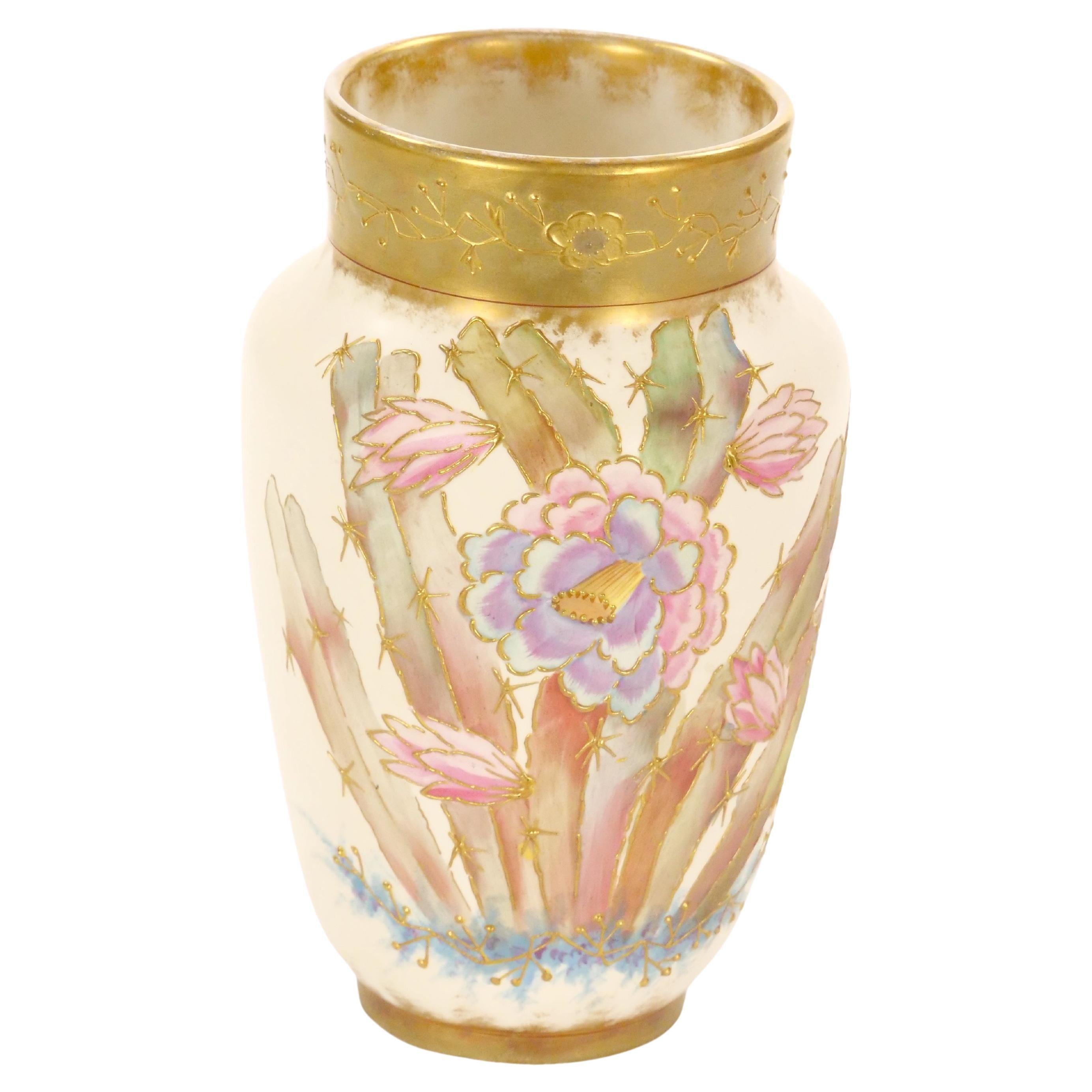 Jarrón decorativo antiguo de porcelana alemana pintado a mano y dorado