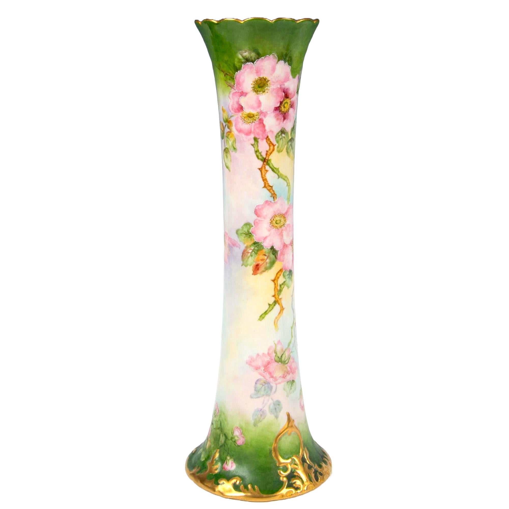 Entra nell'incantevole mondo dell'eleganza antica con il nostro splendido vaso di rose in porcellana alto e decorato a mano e dorato. Questo squisito pezzo è una testimonianza di bellezza senza tempo, ornato da dettagli floreali meticolosamente
