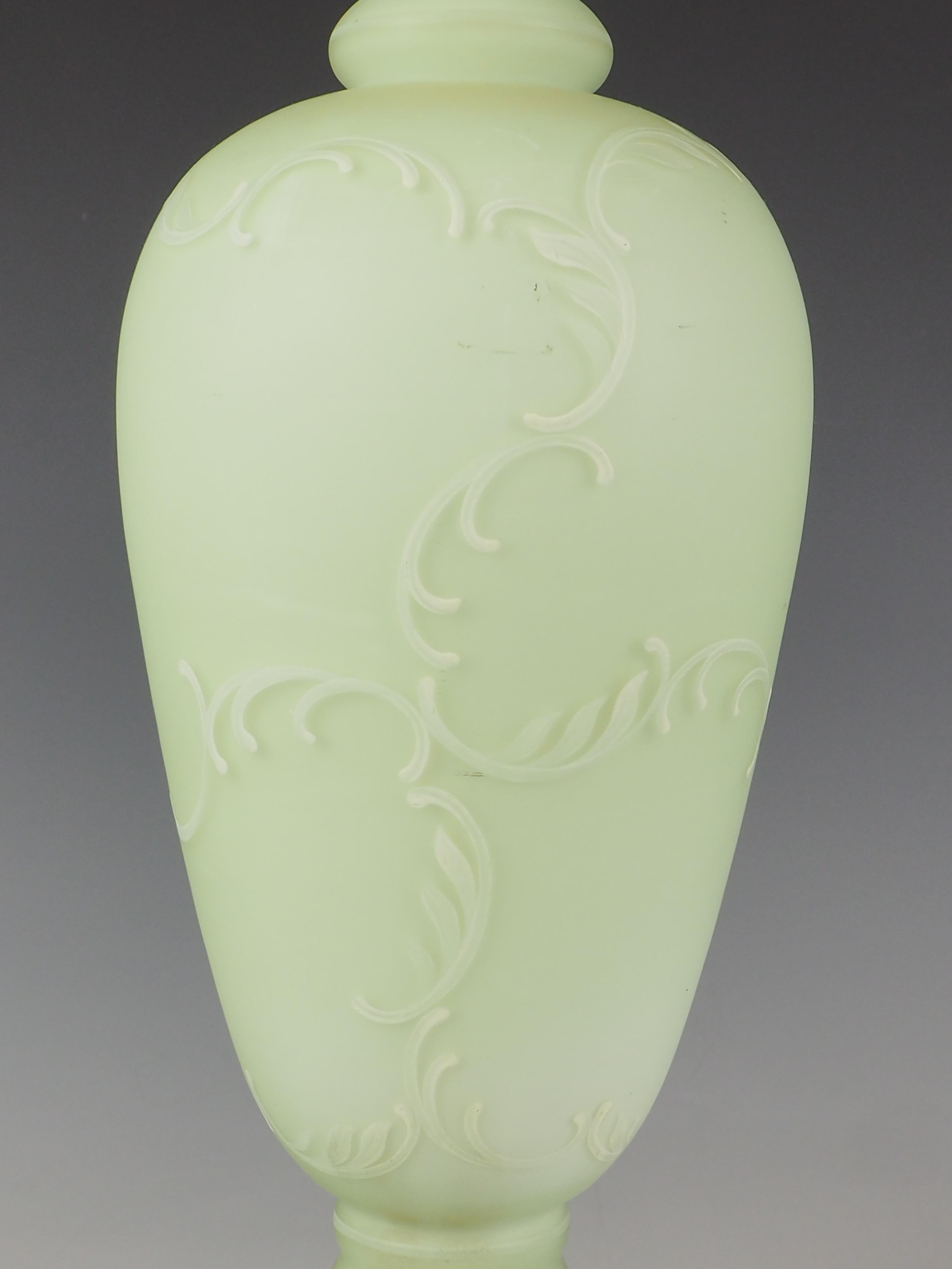 Lampe de table ancienne en verre vert peinte à la main en vente 5