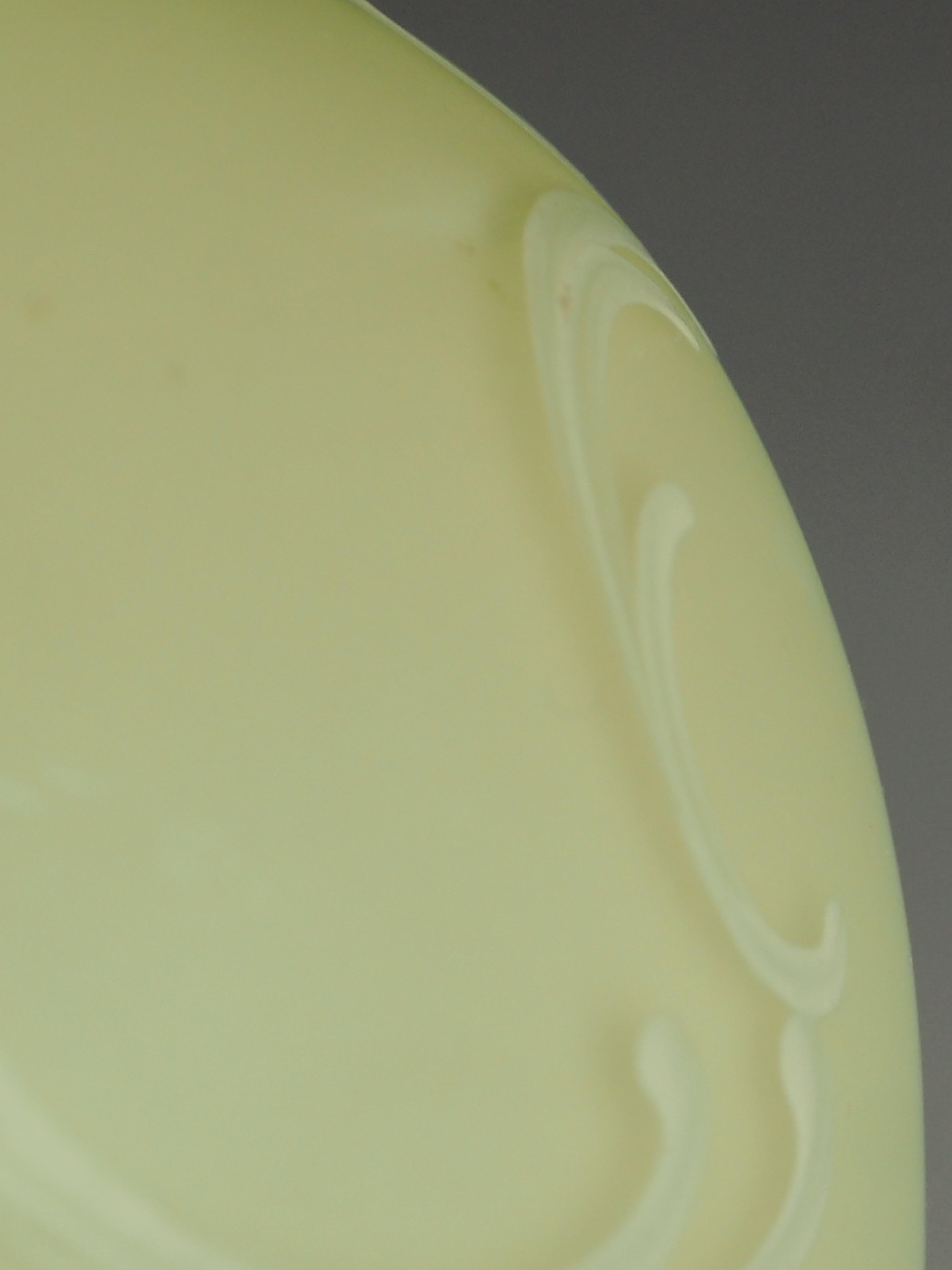 Lampe de table ancienne en verre vert peinte à la main en vente 6