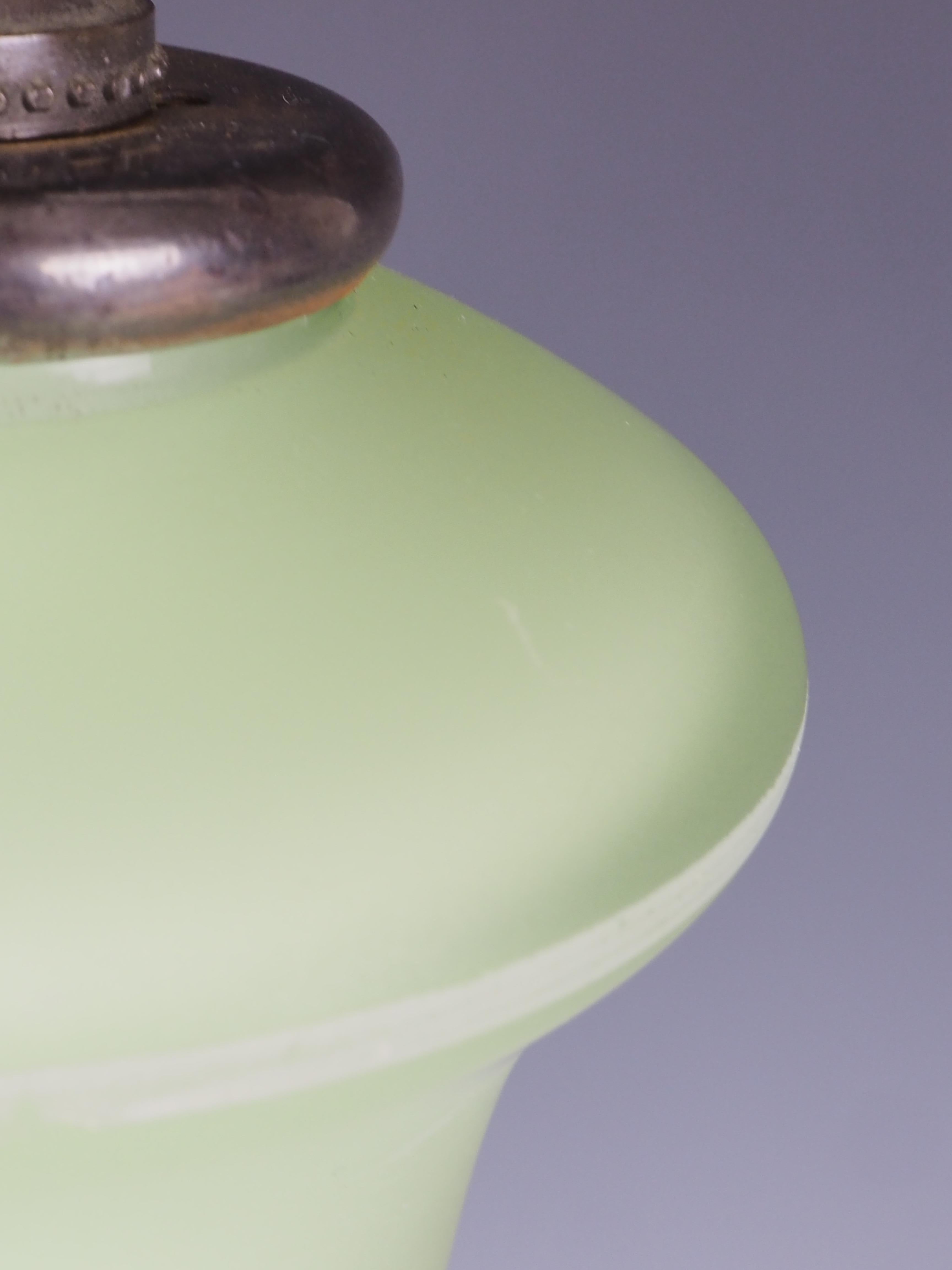 Lampe de table ancienne en verre vert peinte à la main en vente 7