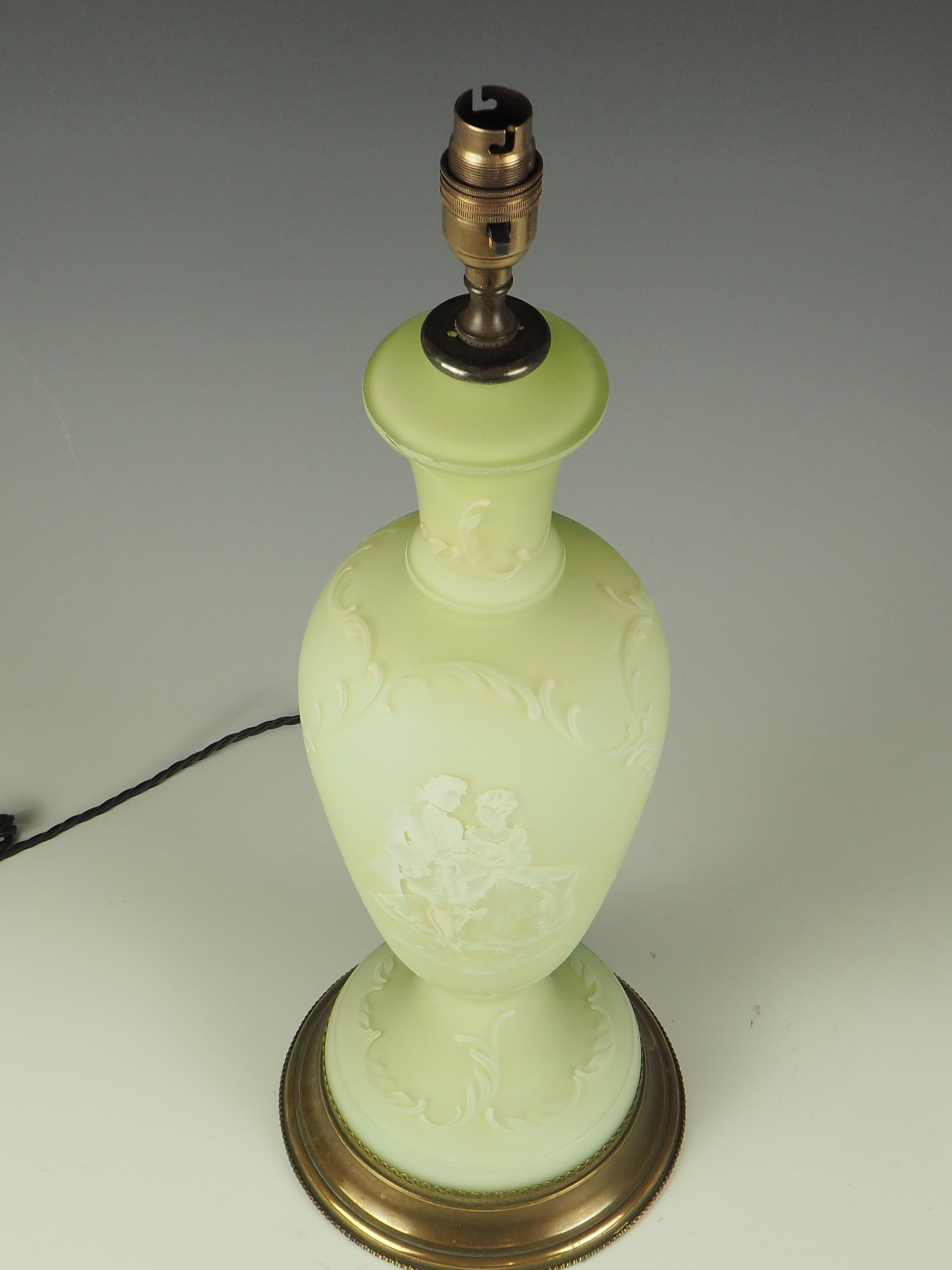 Lampe de table ancienne en verre vert peinte à la main en vente 9