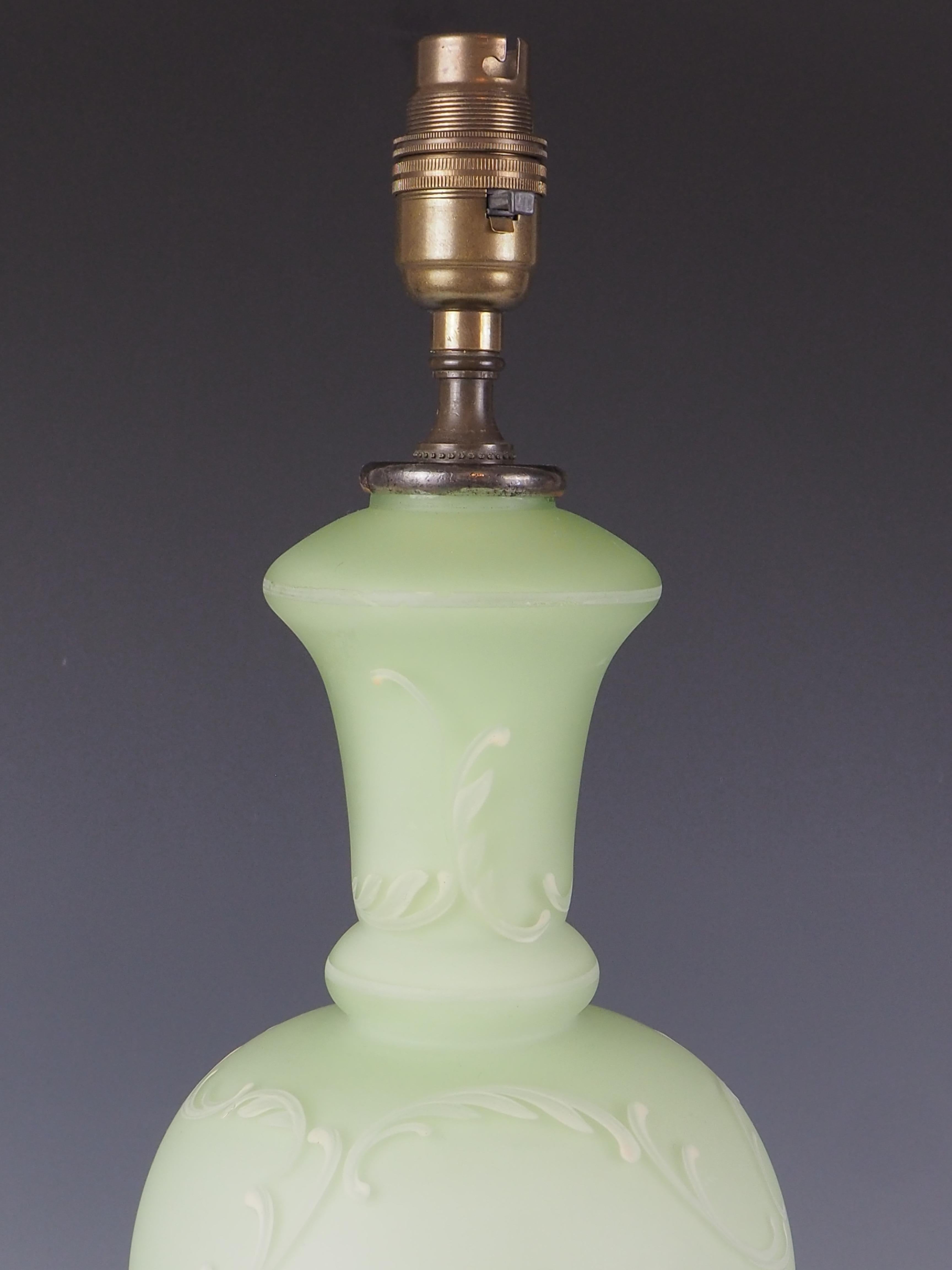 Lampe de table ancienne en verre vert peinte à la main en vente 11