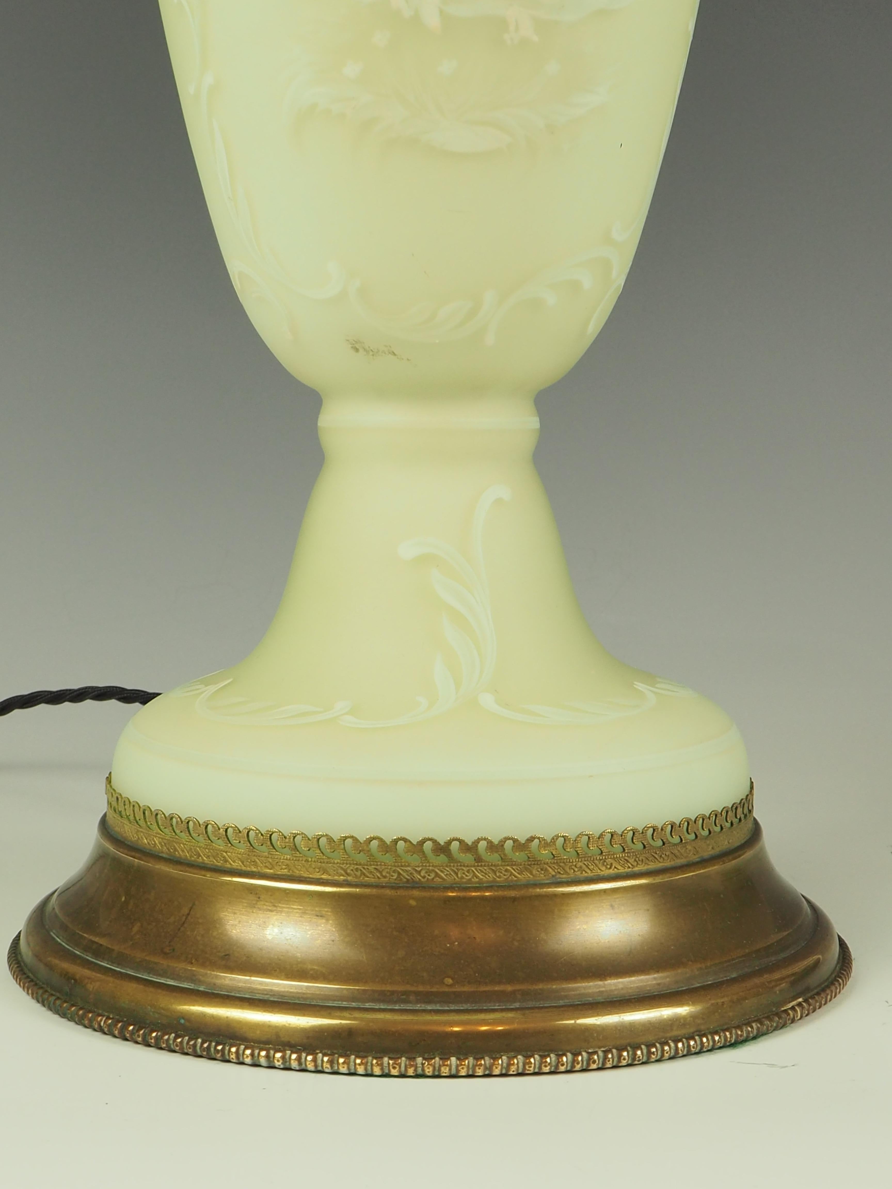 Lampe de table ancienne en verre vert peinte à la main en vente 12