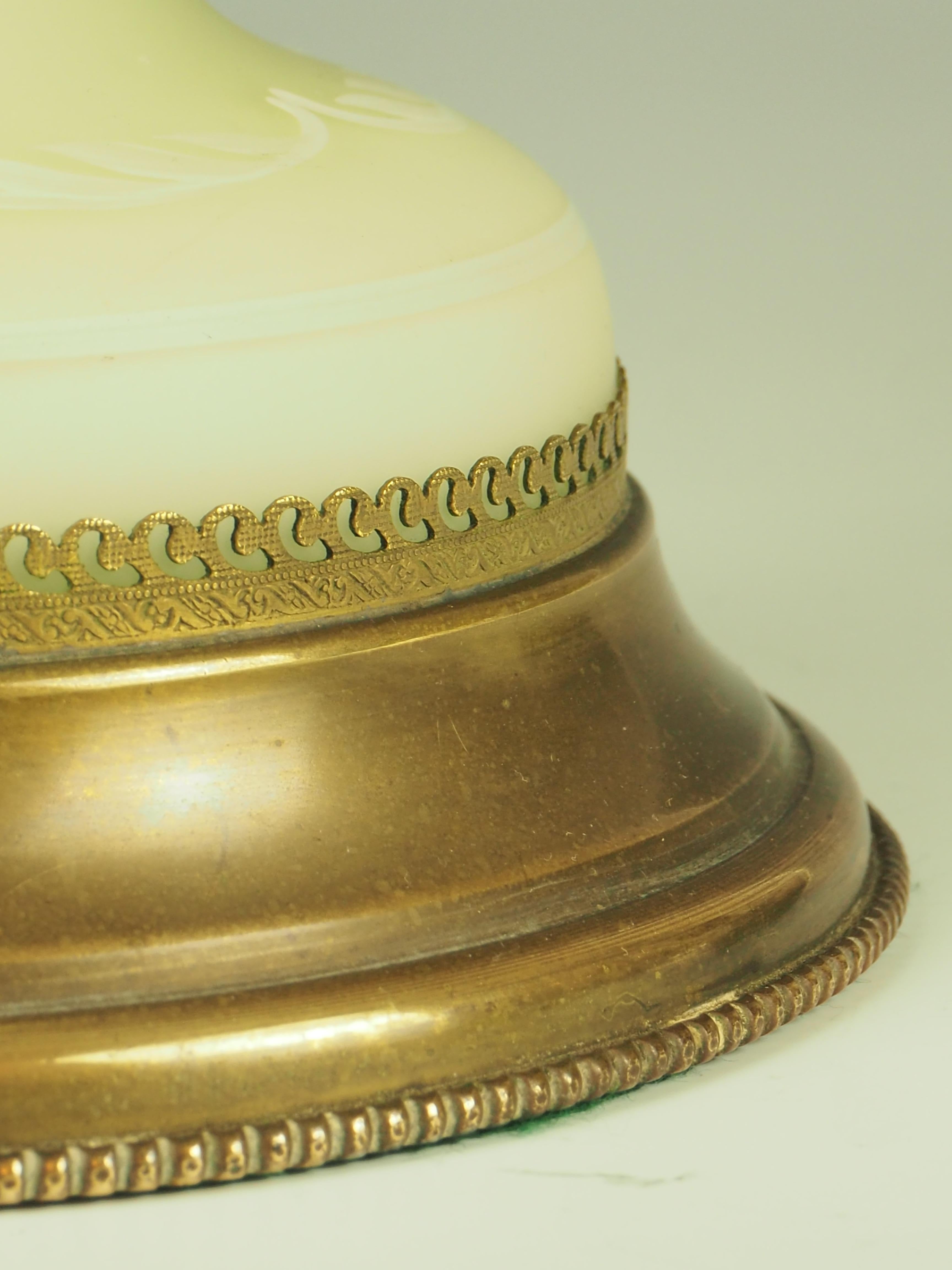 Lampe de table ancienne en verre vert peinte à la main en vente 13