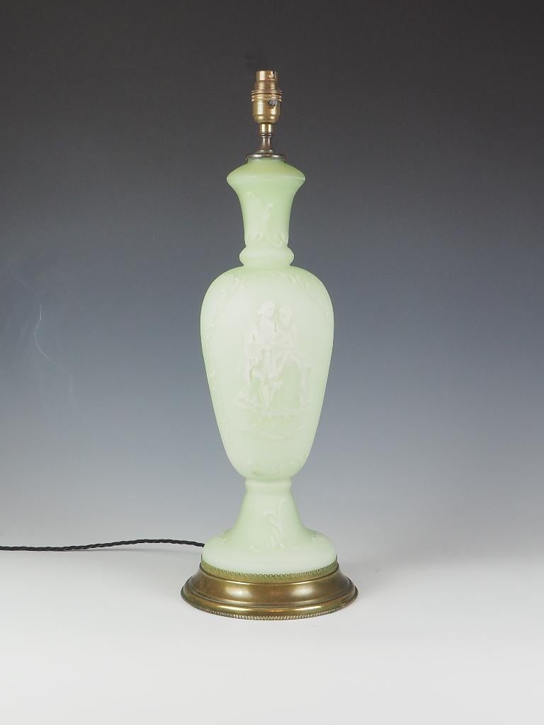 La lampe de table antique en verre givré vert, peinte à la main, est une pièce étonnante qui respire l'élégance et le charme. Les motifs complexes peints à la main présentent des figures et des feuilles délicates. Le verre vert dépoli fournit une