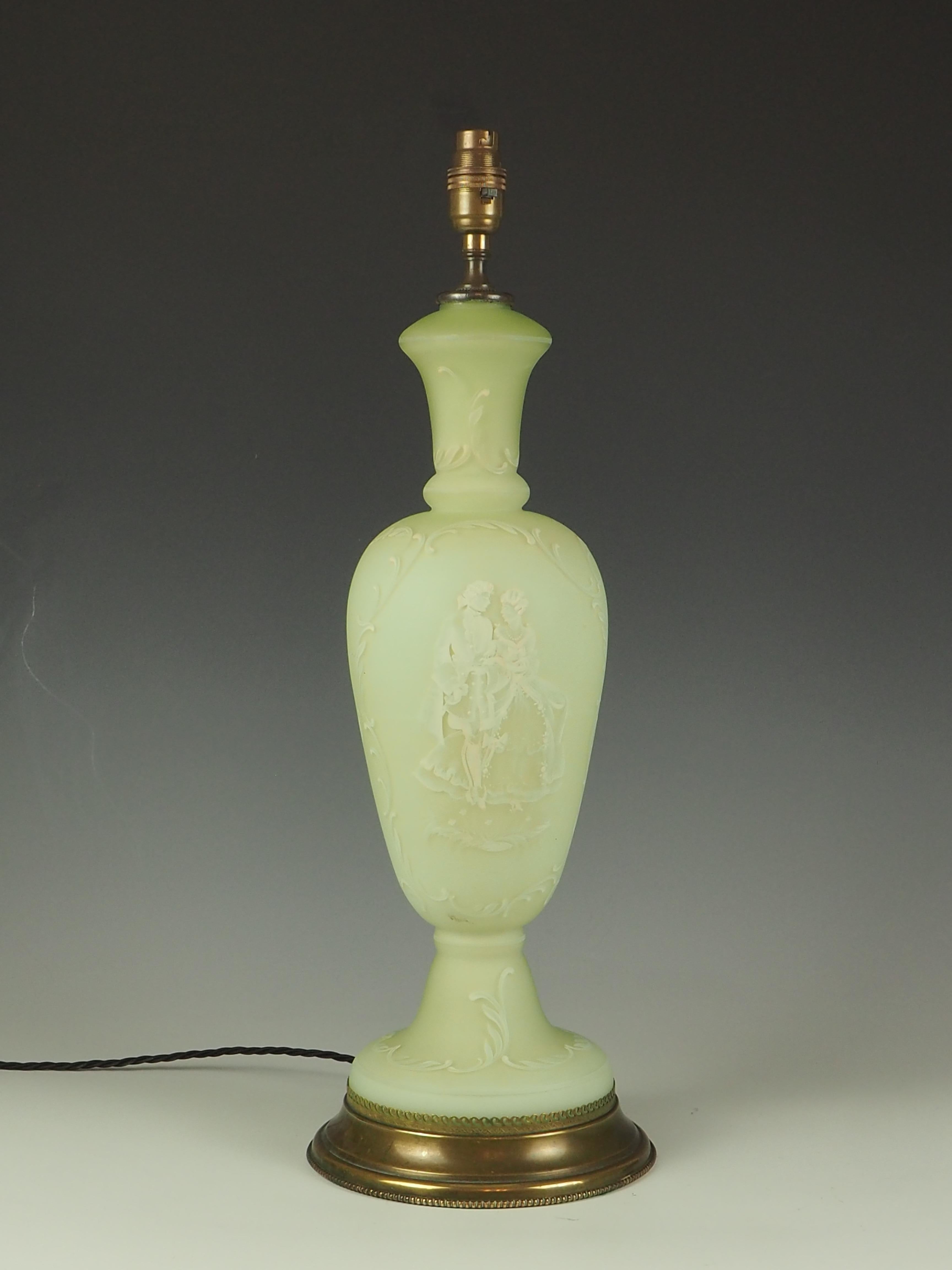 Lampe de table ancienne en verre vert peinte à la main Bon état - En vente à Lincoln, GB