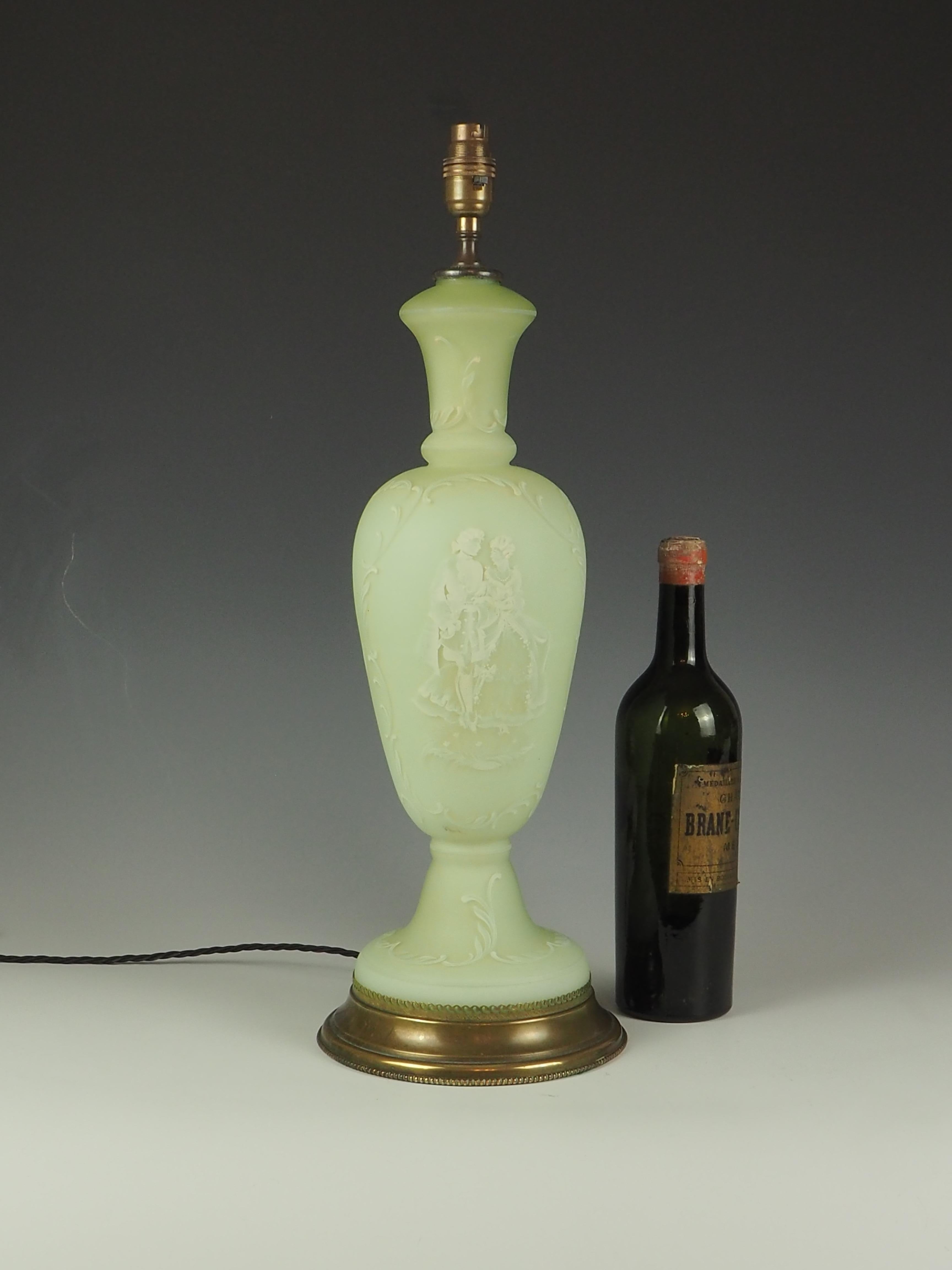 20ième siècle Lampe de table ancienne en verre vert peinte à la main en vente