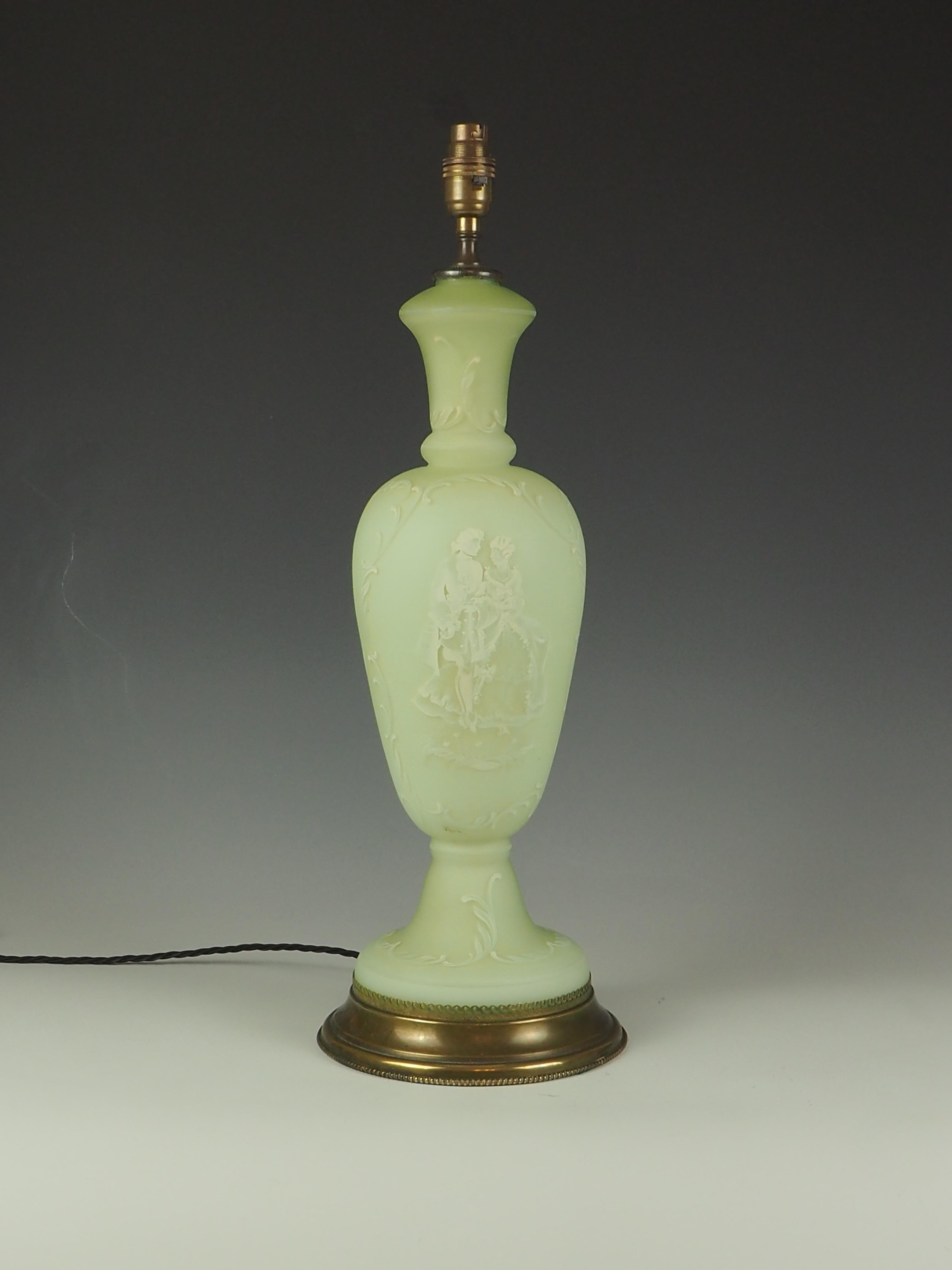 Verre Lampe de table ancienne en verre vert peinte à la main en vente