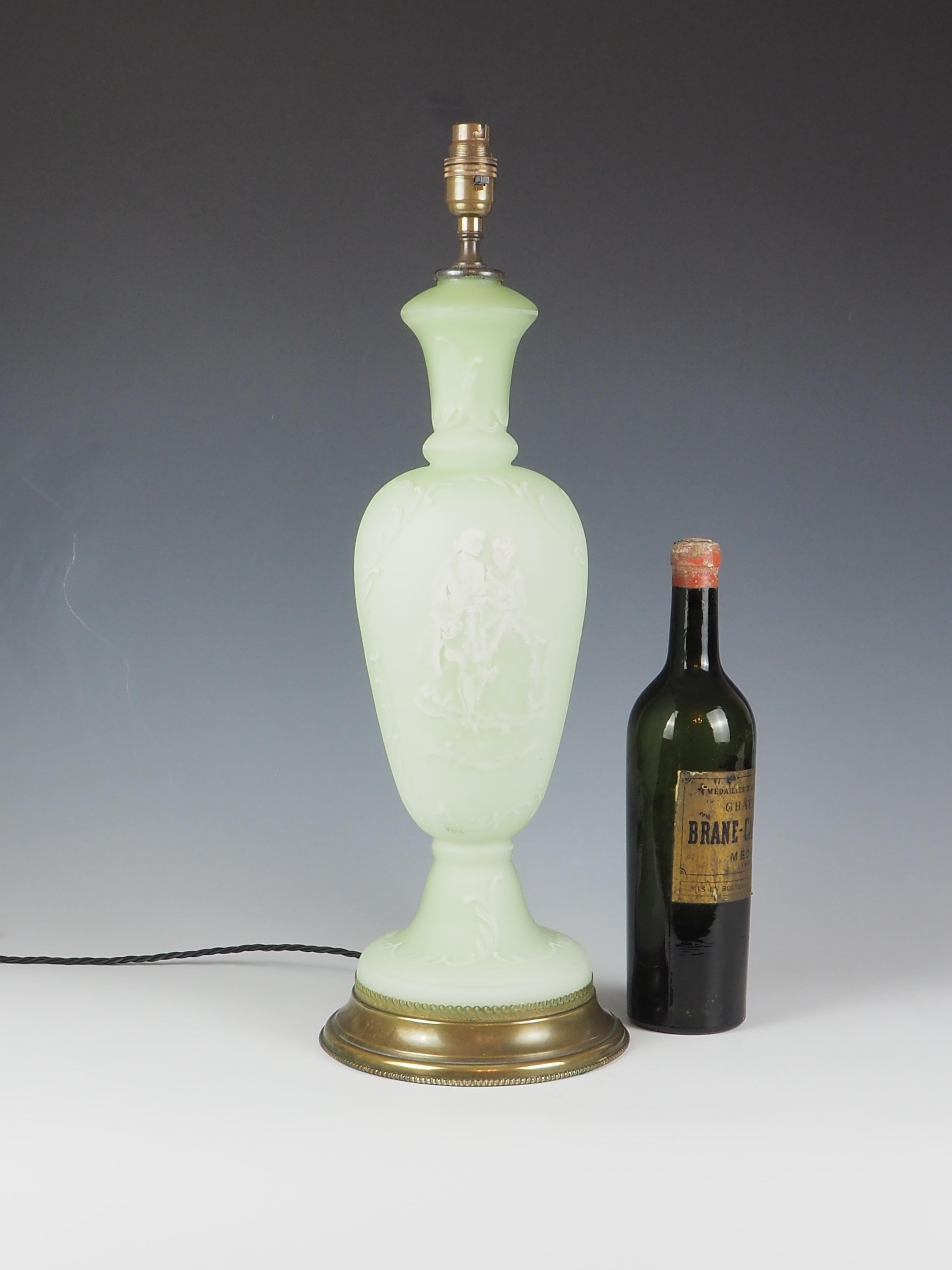 Lampe de table ancienne en verre vert peinte à la main en vente 1