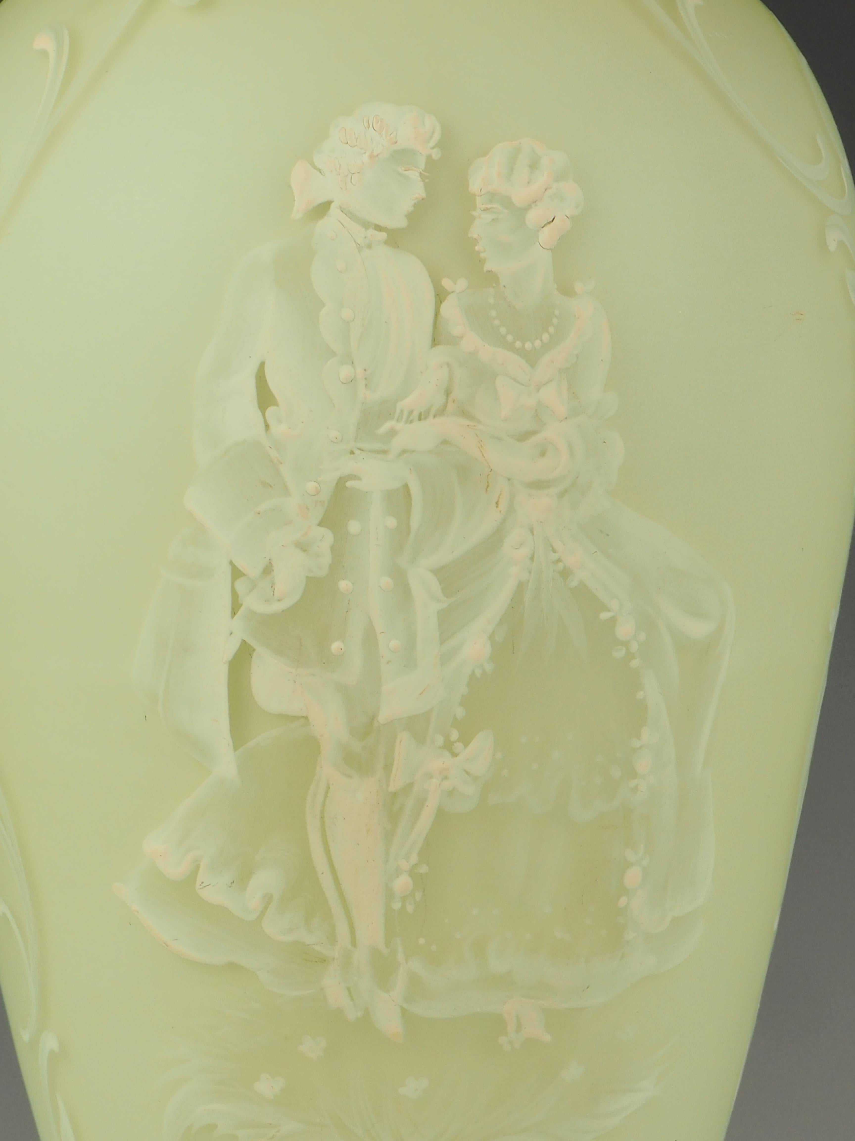 Lampe de table ancienne en verre vert peinte à la main en vente 3