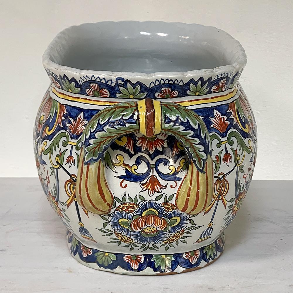 Antike, handbemalte Jardiniere aus Rouen (Keramik) im Angebot