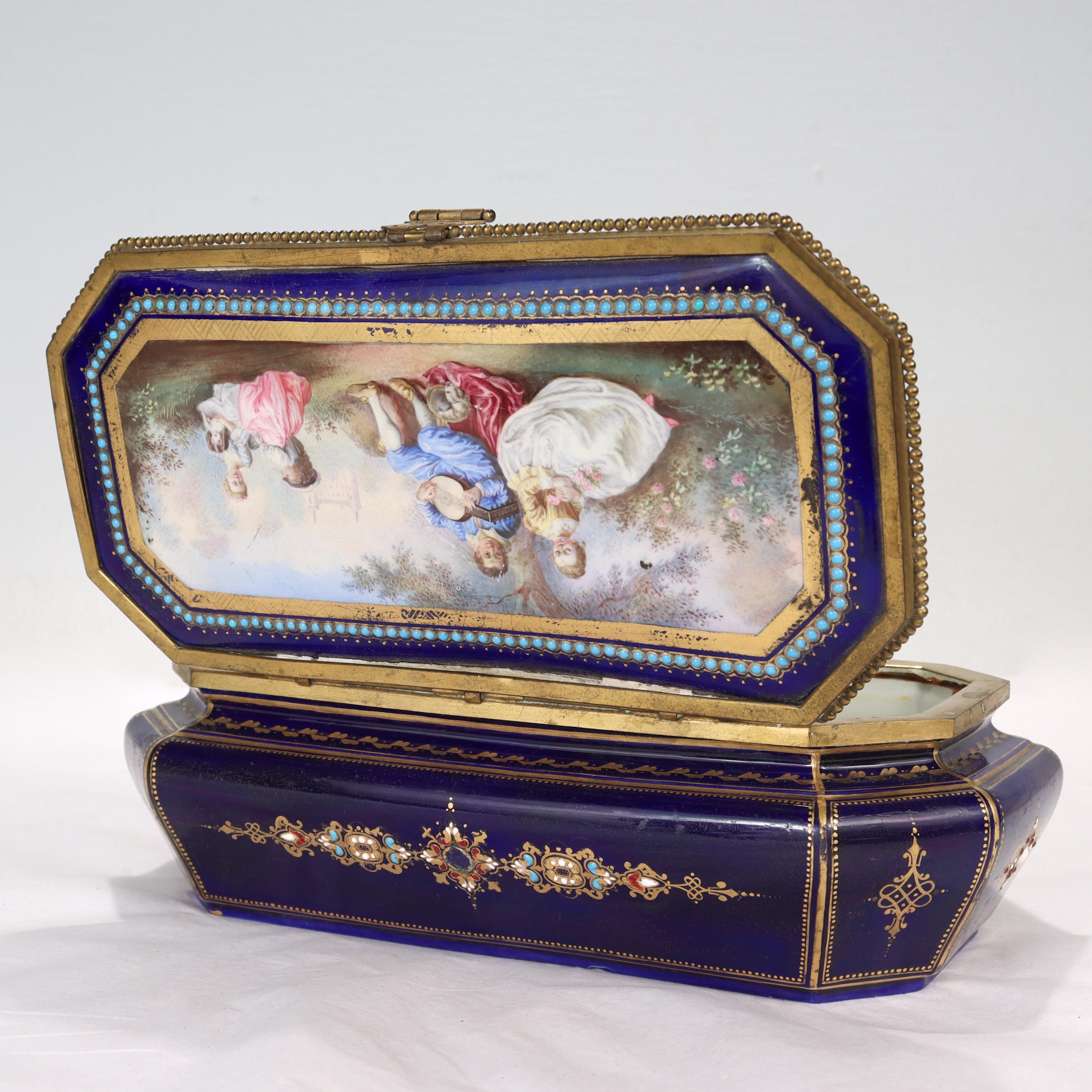 Ancienne boîte de table en porcelaine peinte à la main et ornée de bijoux de type Sèvres bleu cobalt en vente 5