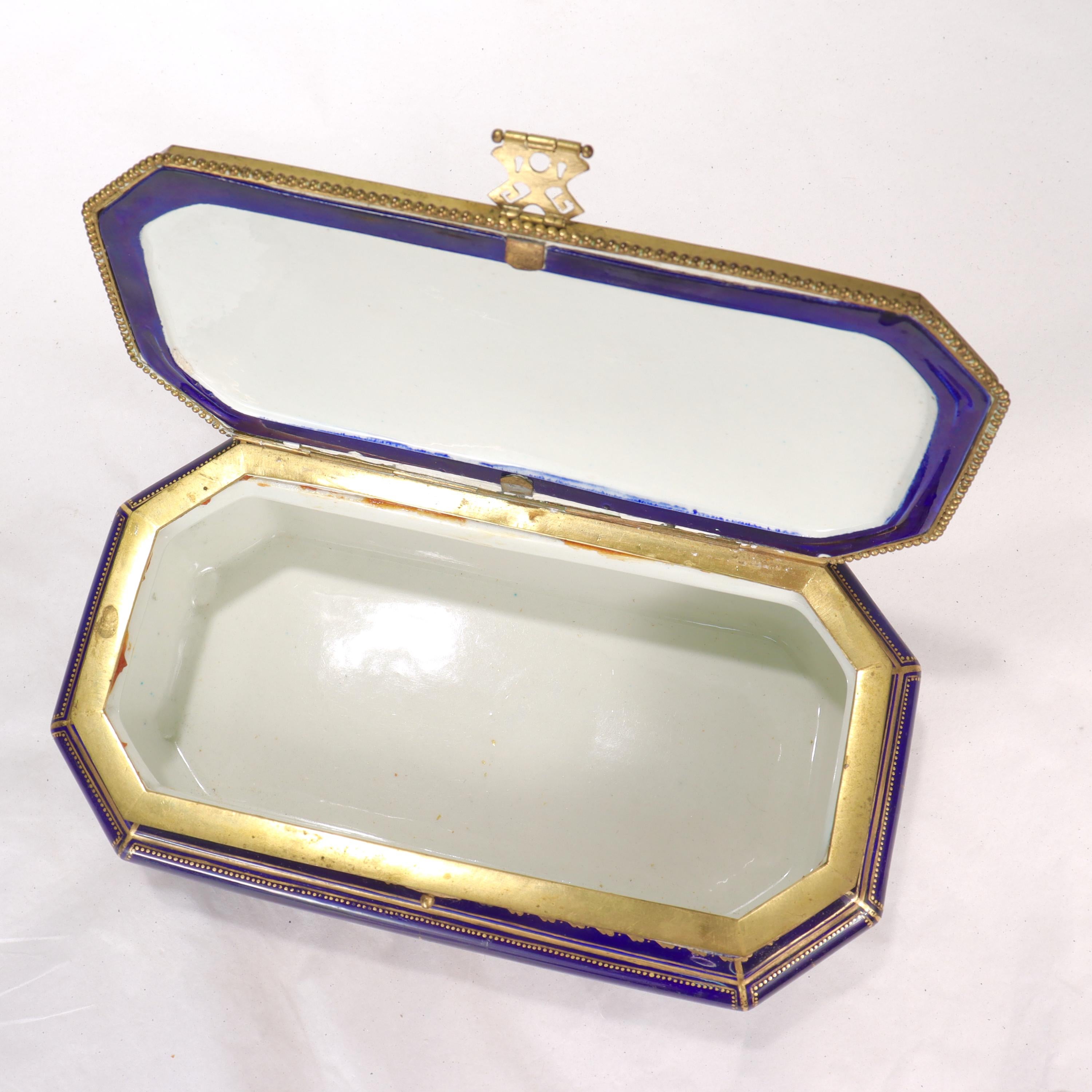 Ancienne boîte de table en porcelaine peinte à la main et ornée de bijoux de type Sèvres bleu cobalt en vente 8