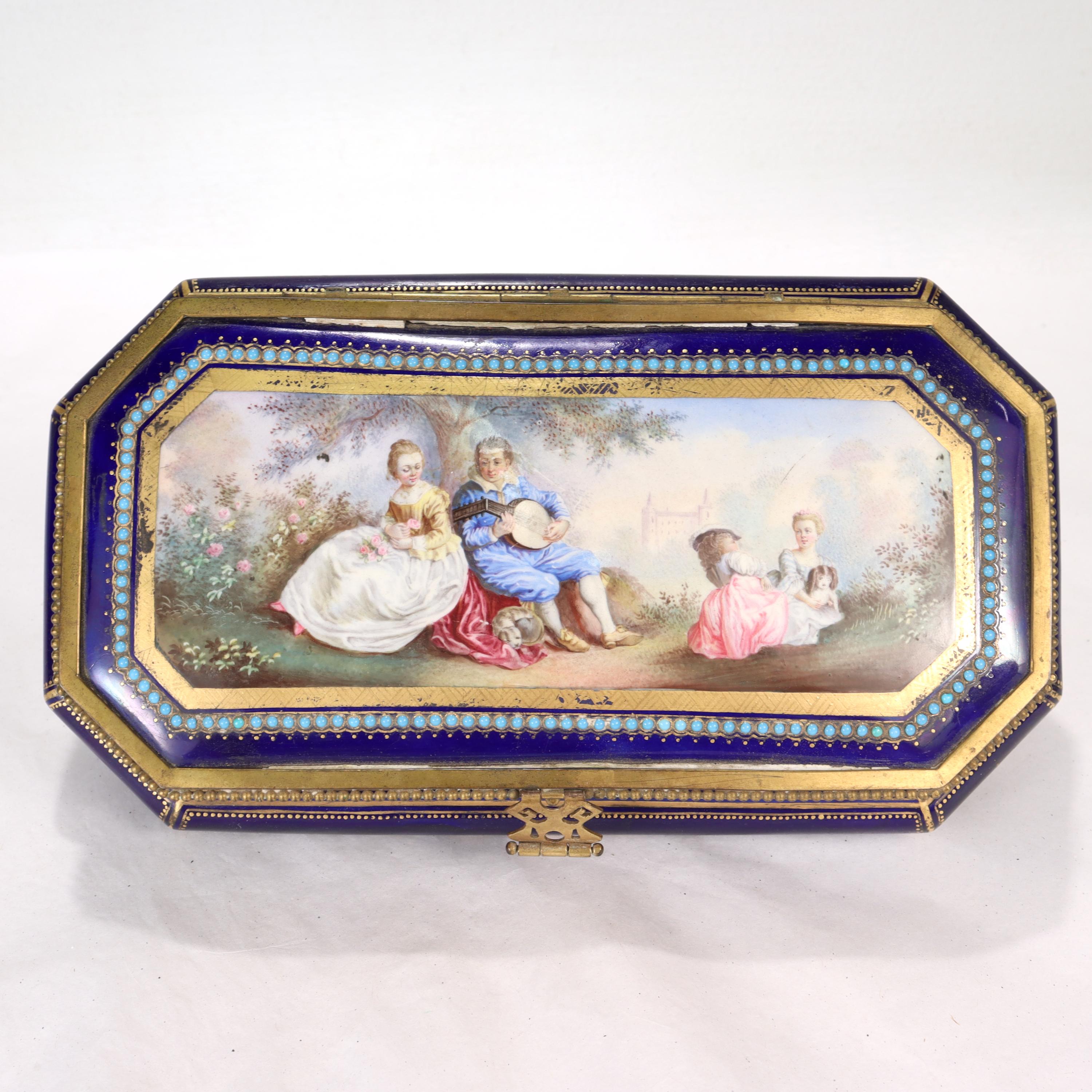 Belle Époque Ancienne boîte de table en porcelaine peinte à la main et ornée de bijoux de type Sèvres bleu cobalt en vente