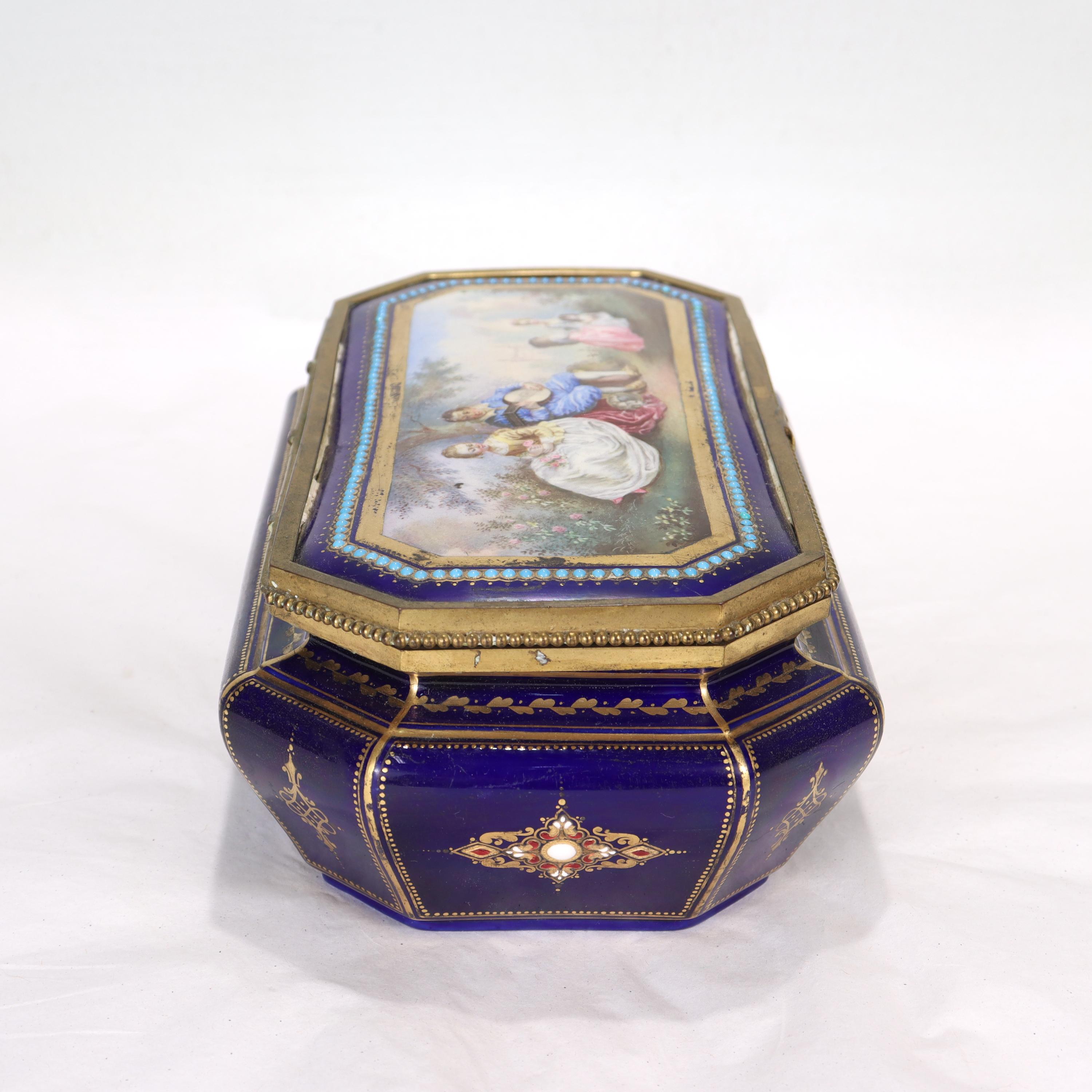 Porcelaine Ancienne boîte de table en porcelaine peinte à la main et ornée de bijoux de type Sèvres bleu cobalt en vente