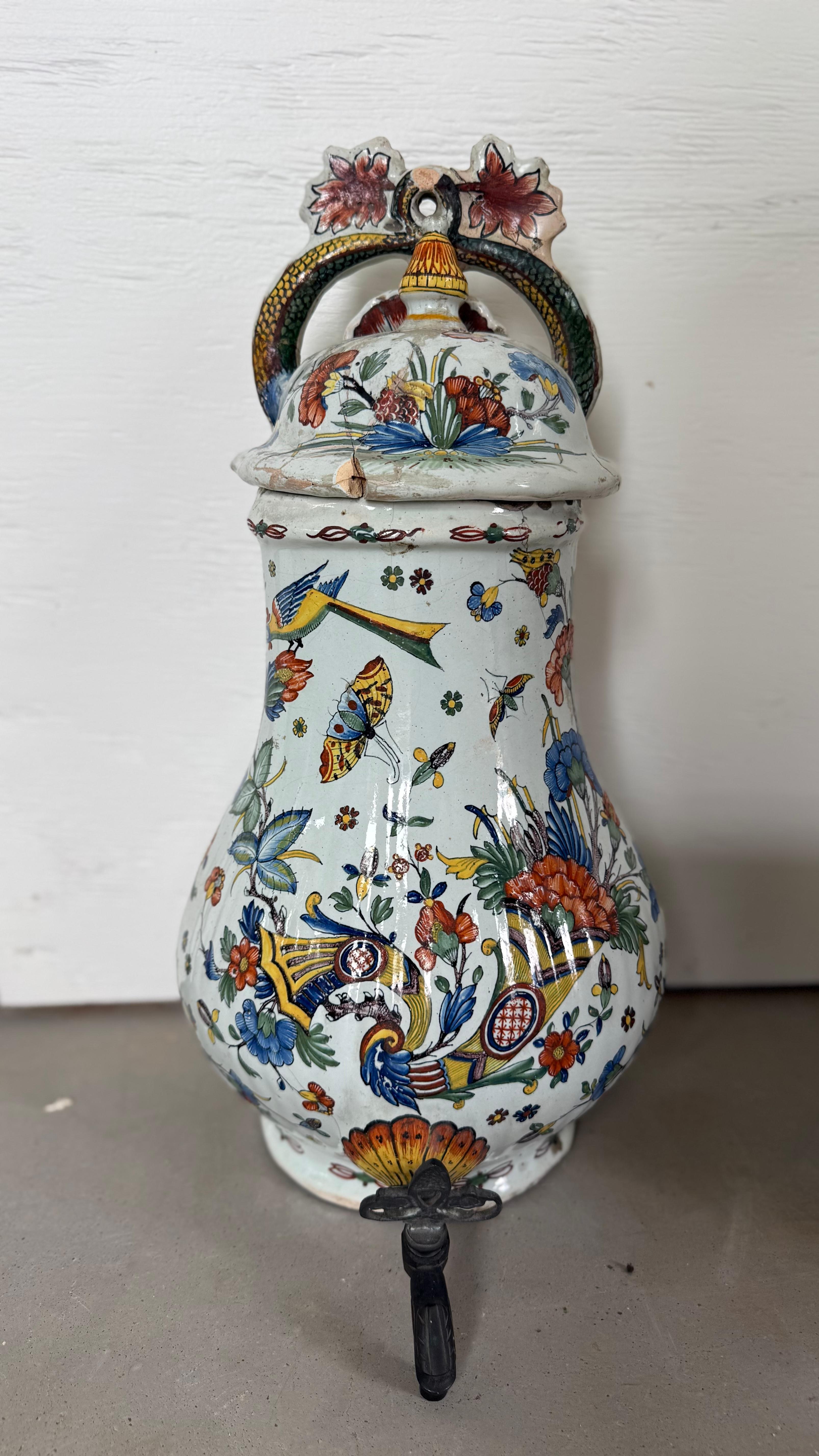 Élevez votre espace avec le charme intemporel de ce lavabo antique exquis peint à la main. Originaire du XIXe siècle, cet ensemble décoratif de vasques murales présente des motifs artisanaux complexes, chaque coup de pinceau reflétant l'élégance