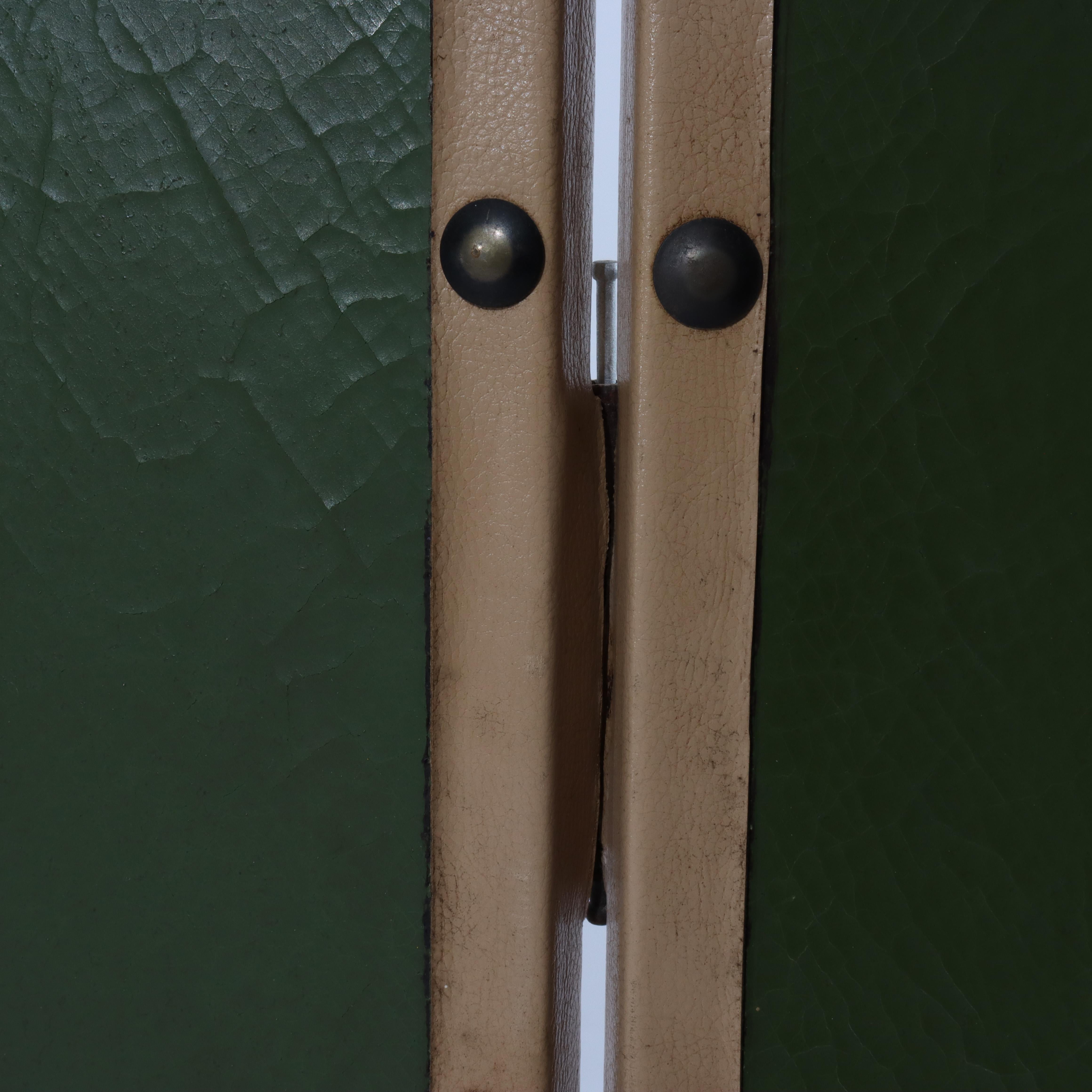 Cuir Paravent ancien à quatre panneaux en cuir peint à la main 20e siècle en vente