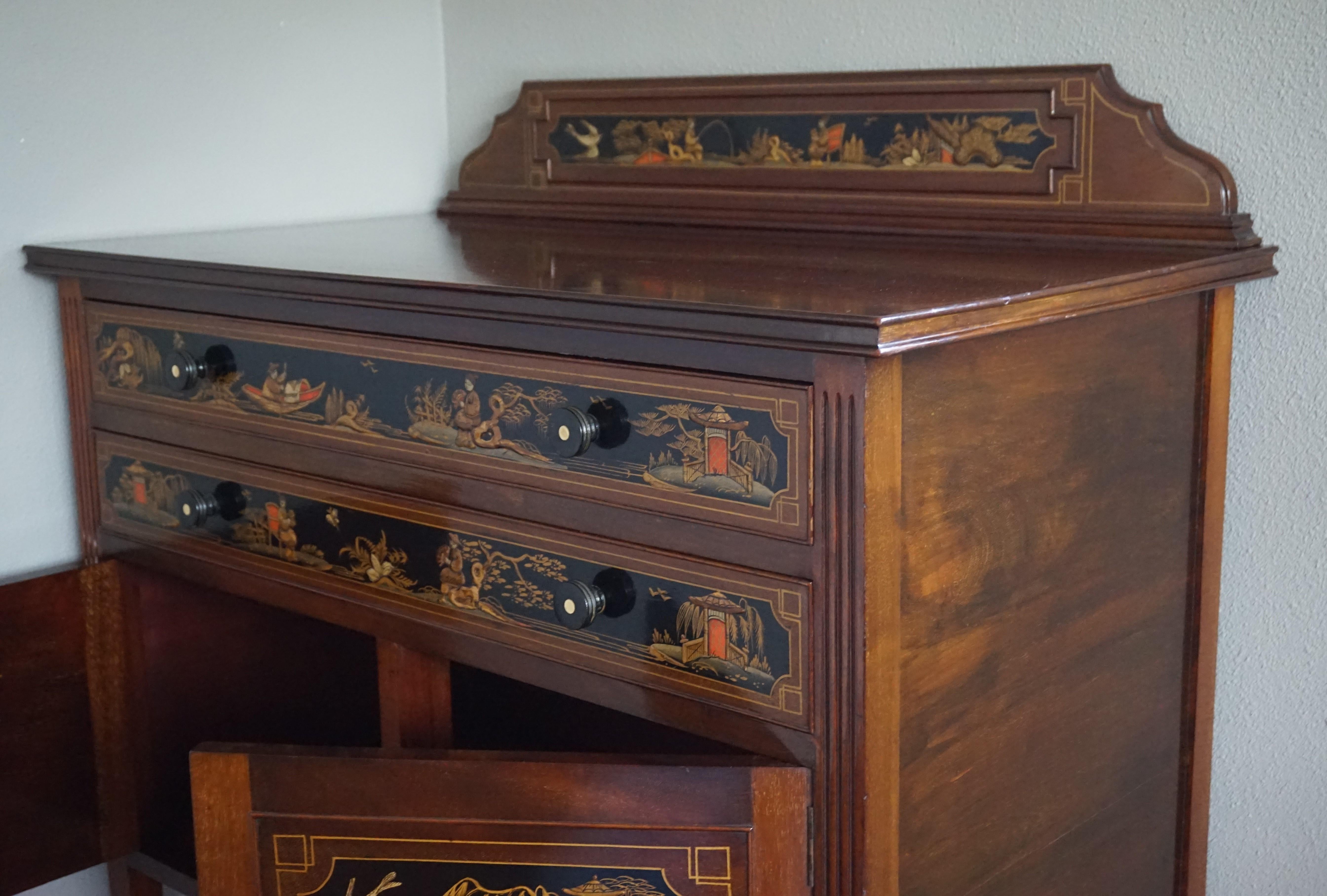 Antique & Hand-Painted, Mahogany Dresser / Commode in Stunning Chinoiserie Style In Good Condition In Lisse, NL