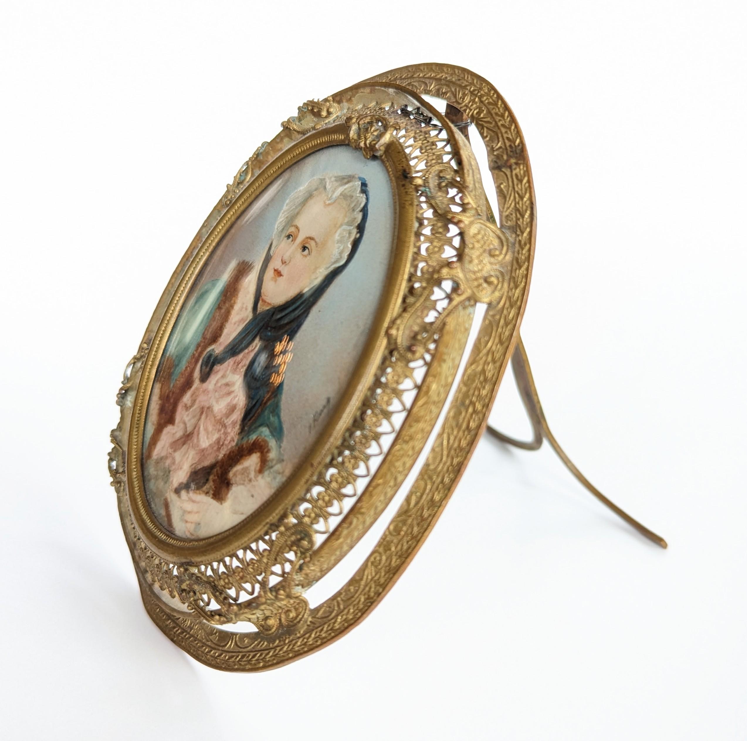 Antikes handbemaltes Miniatur-Porträtgemälde mit filigranem Messing-Staffelei-Rahmen (Unbekannt) im Angebot