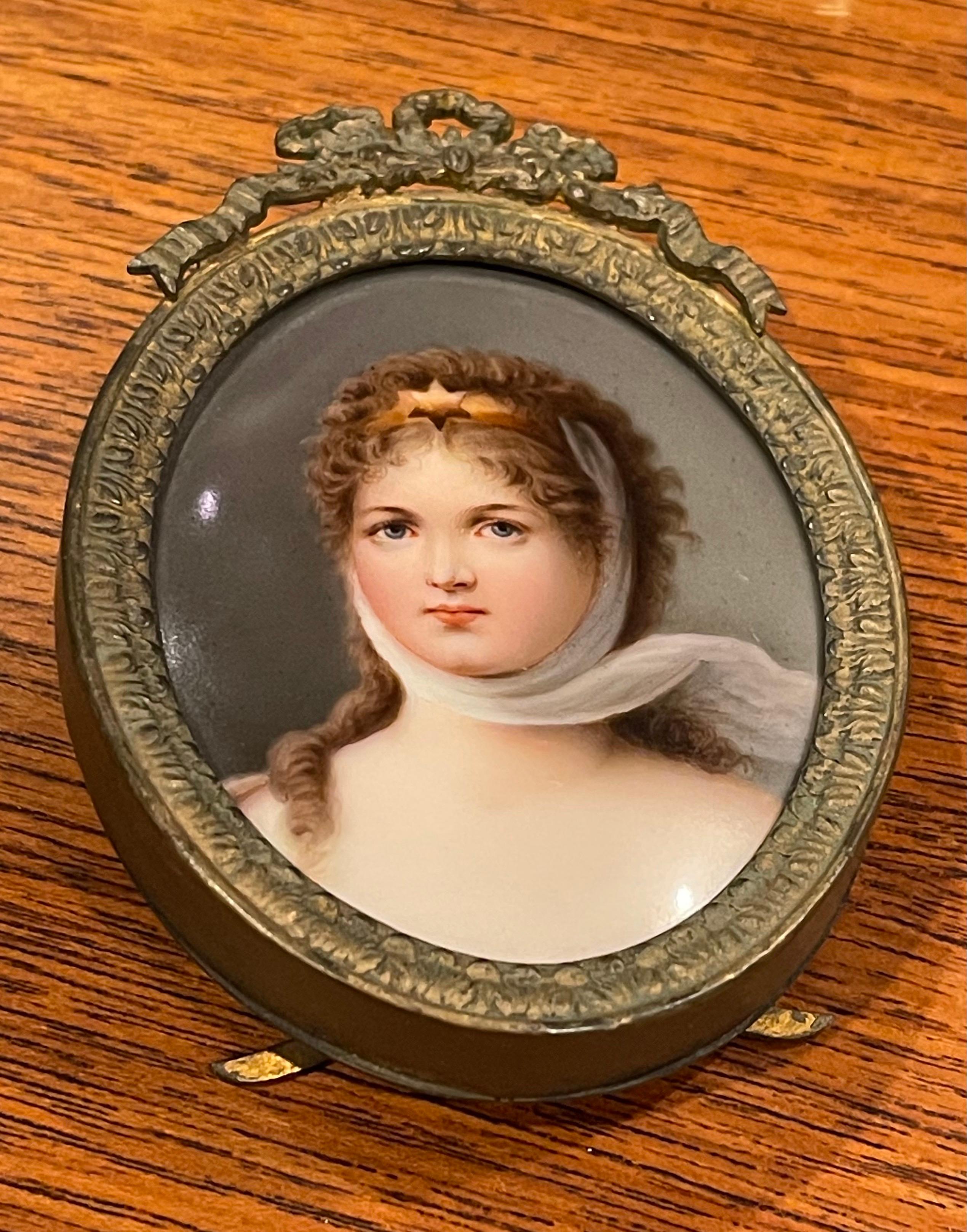 Antikes handbemaltes Miniaturporträt auf Porzellan in einem Messing-Staffelei-Rahmen (Französische Provence) im Angebot