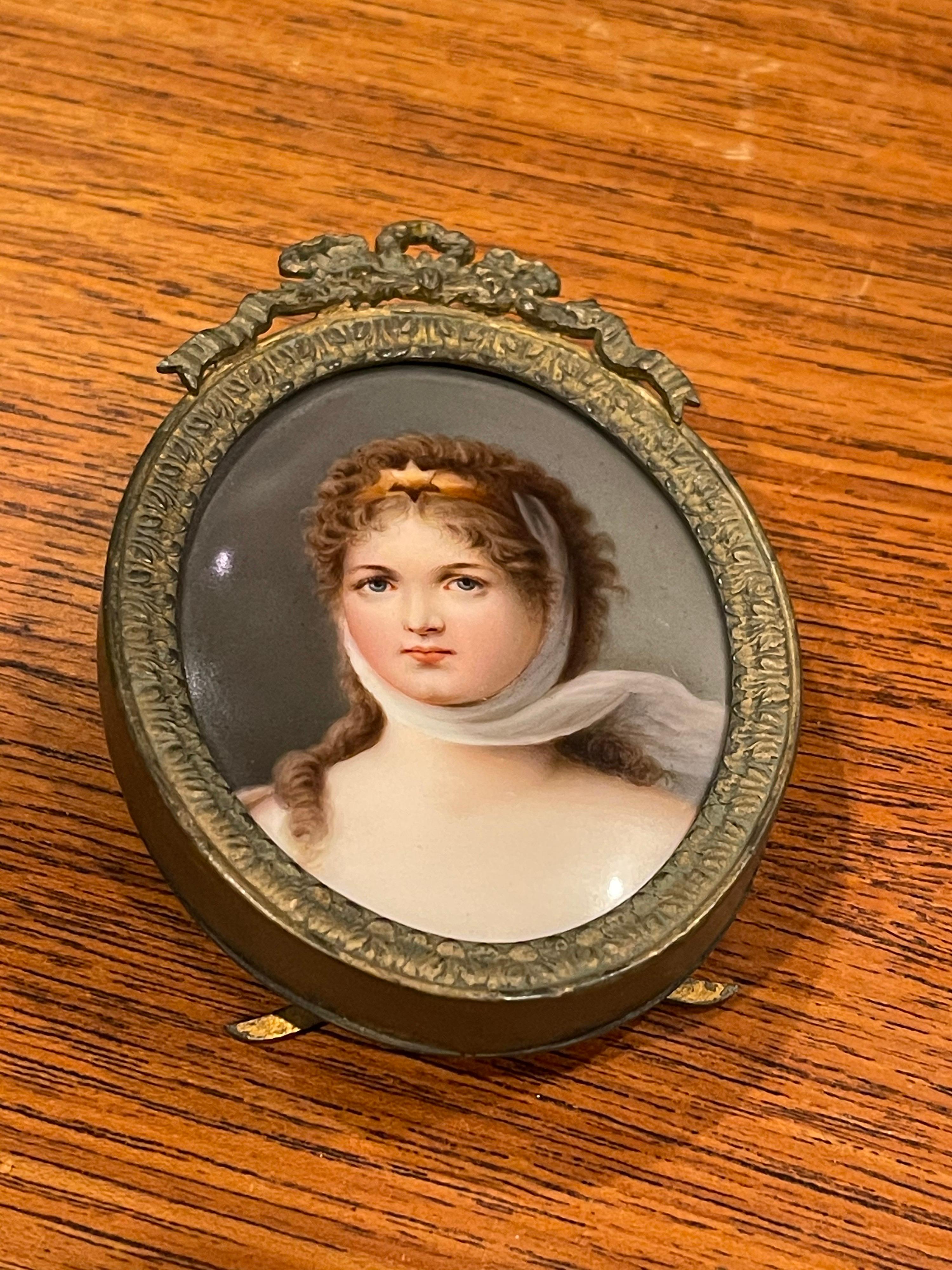 Antikes handbemaltes Miniaturporträt auf Porzellan in einem Messing-Staffelei-Rahmen (Französisch) im Angebot