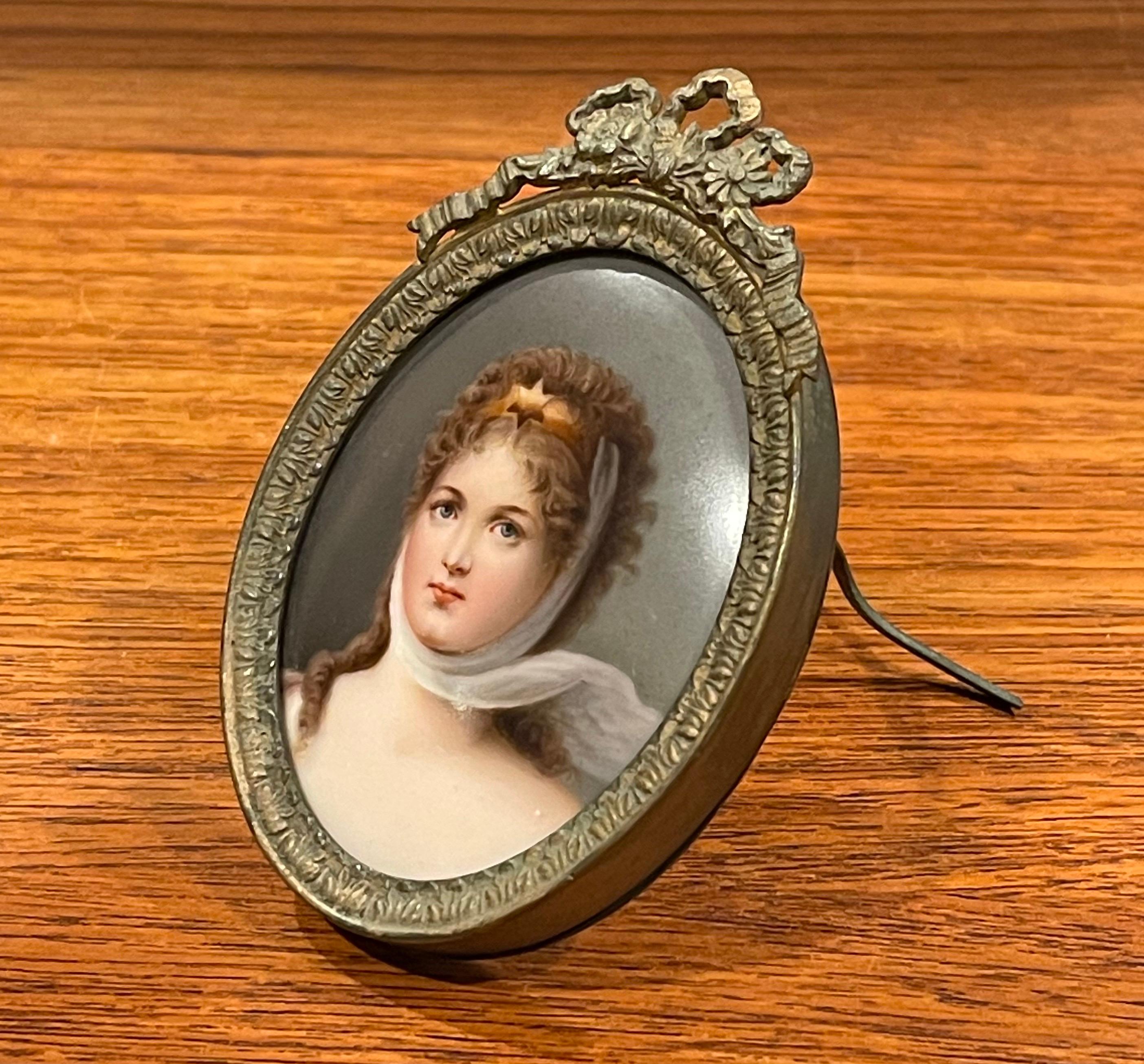 Antikes handbemaltes Miniaturporträt auf Porzellan in einem Messing-Staffelei-Rahmen (Handbemalt) im Angebot