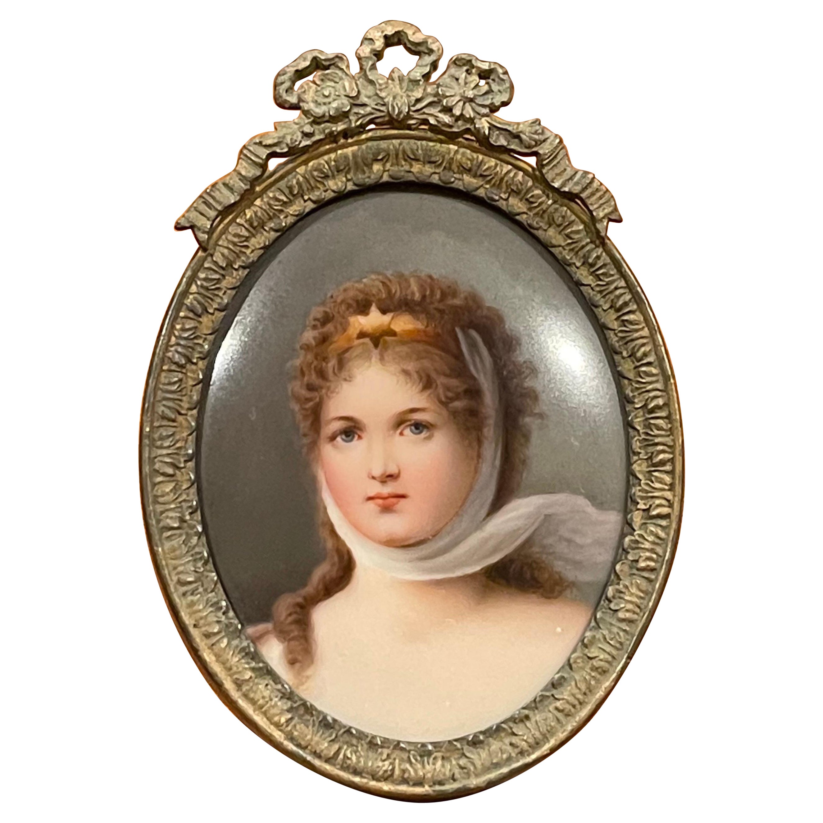 Portrait miniature ancien peint à la main sur porcelaine dans un cadre en laiton pour chevalet