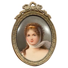 Portrait miniature ancien peint à la main sur porcelaine dans un cadre en laiton pour chevalet