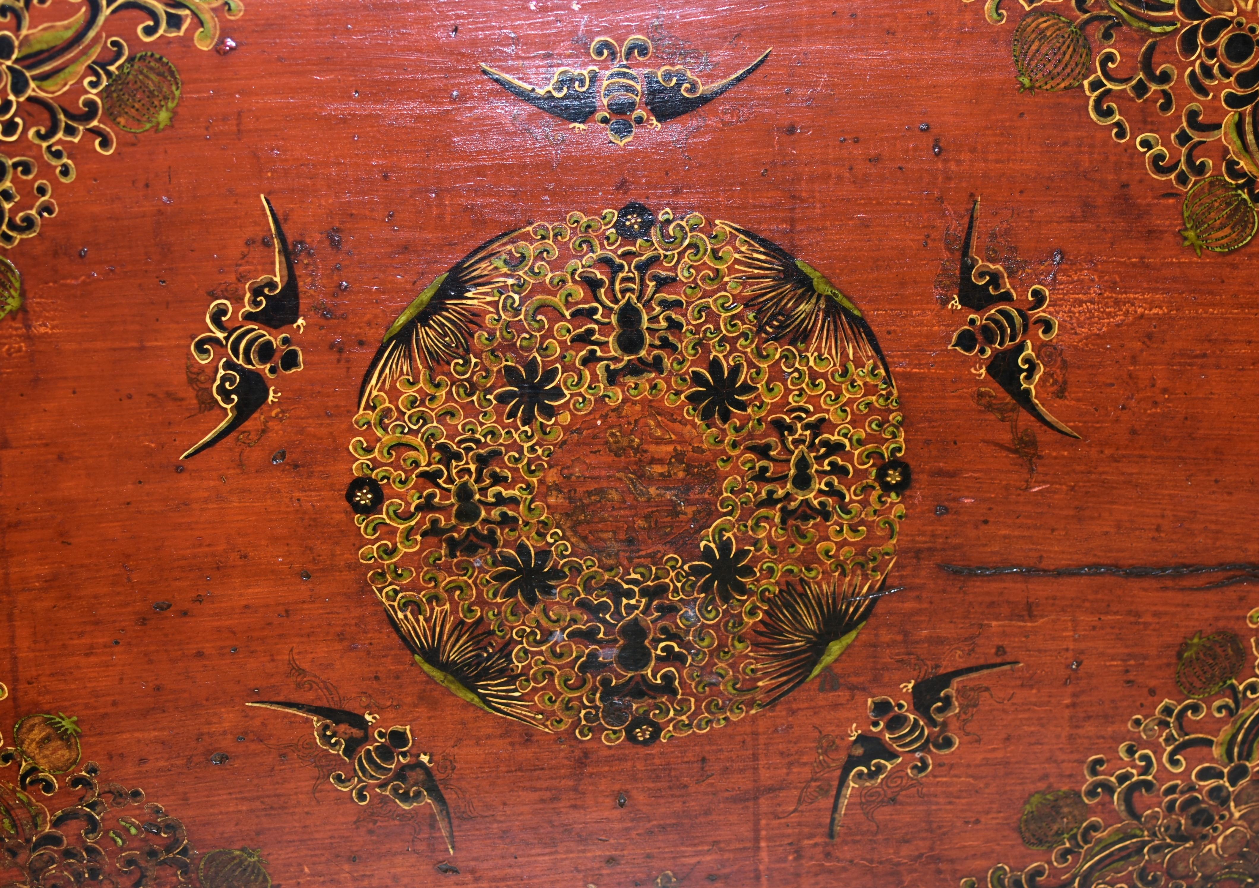 XIXe siècle Ancienne commode mongolne peinte à la main avec rangement latéral