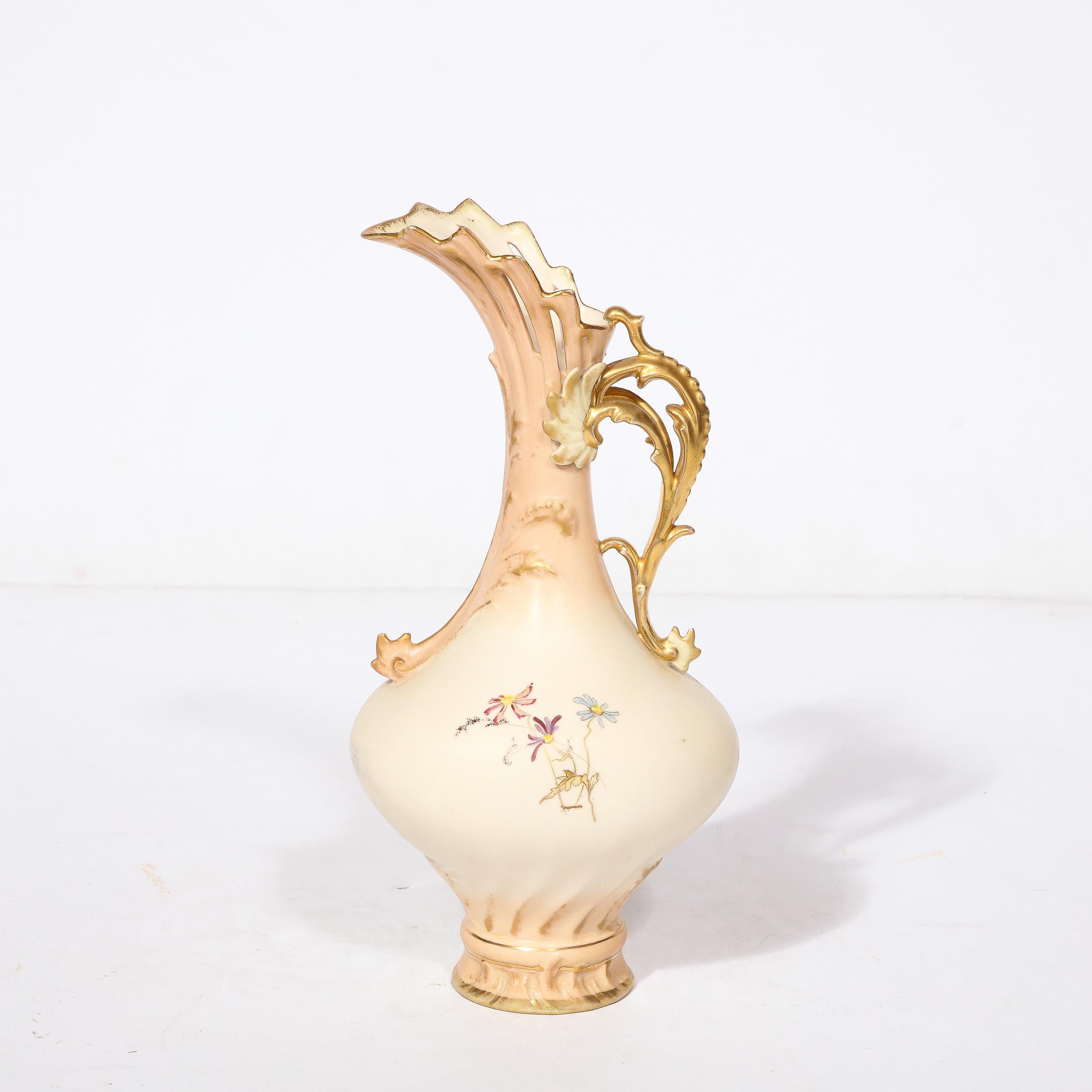 Diese elegante und gut verzierte Porzellanvase, signiert A. Stowell Boston, stammt aus Österreich, CIRCA 1880. Der runde Korpus mit dem schönen vergoldeten, stilisierten Griff in Form einer Schnecke und der kannelierten Mündung ist gleichzeitig kühn