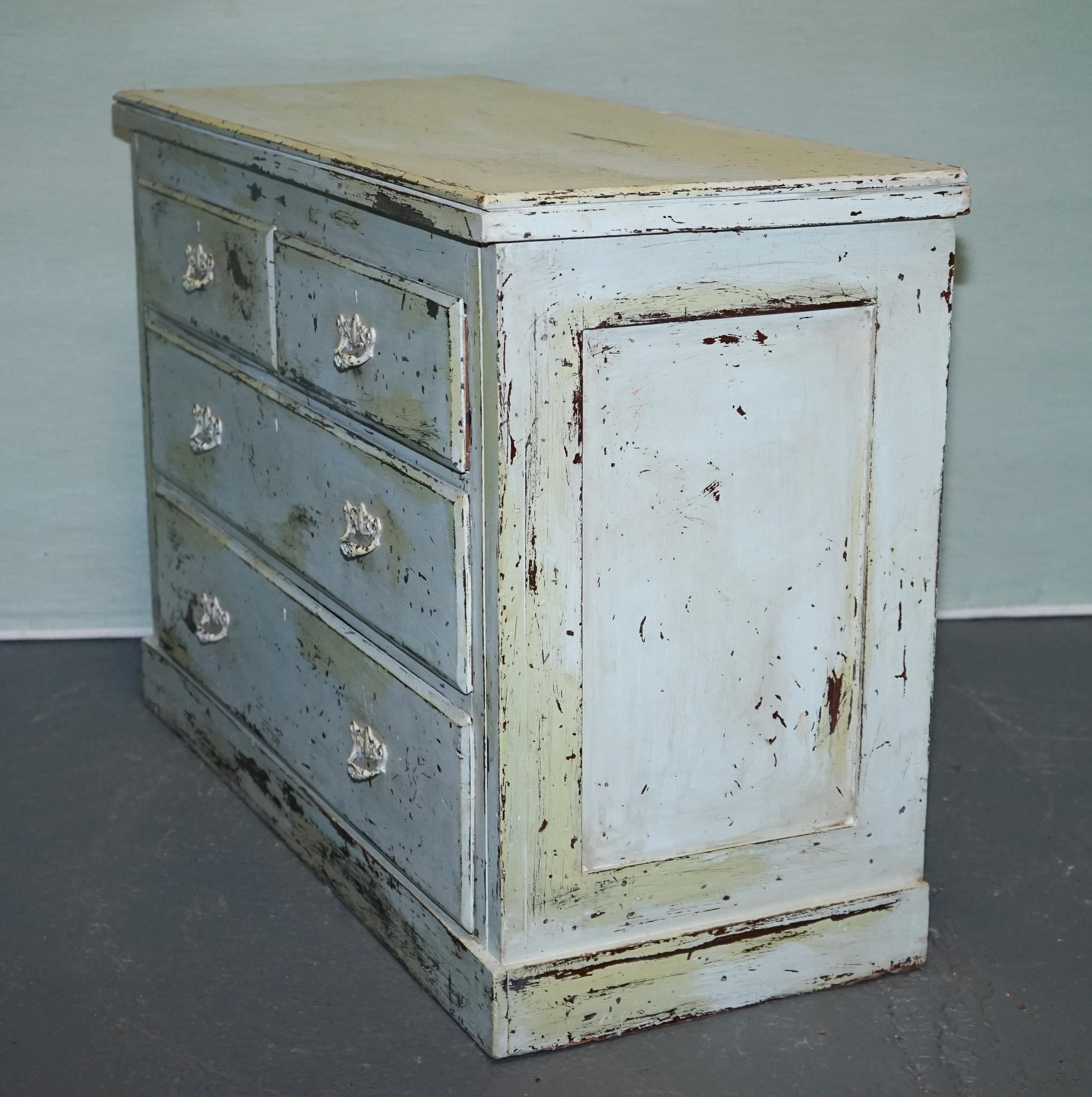 ANTIQUE HAND PAINTED PALE PiNE GREEN THREE DRAWER CHEST OF DRAWERS In Good Condition For Sale In Pulborough, GB