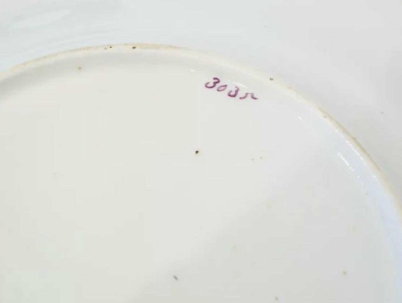 XIXe siècle Assiette de cabinet ancienne en porcelaine peinte à la main - Non signée - Royaume-Uni - 19ème siècle en vente