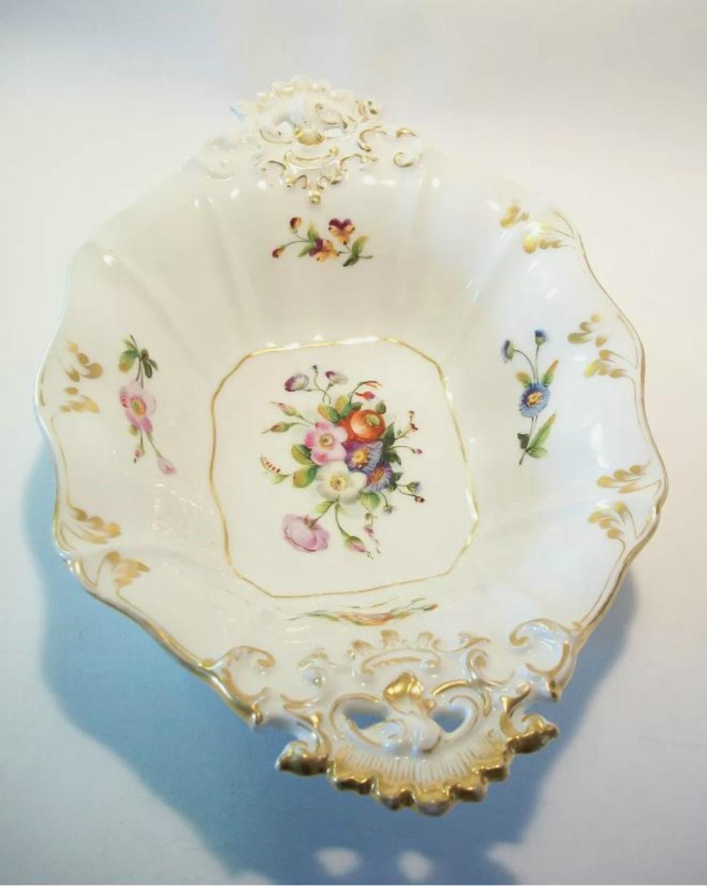 Antiguo cuenco central de porcelana inglesa con fino diseño floral pintado a mano y bordes decorados en dorado - sin firmar - Reino Unido - finales del siglo XIX.

Estado antiguo regular - pérdida de dorado - un desconchón en el borde de un asa