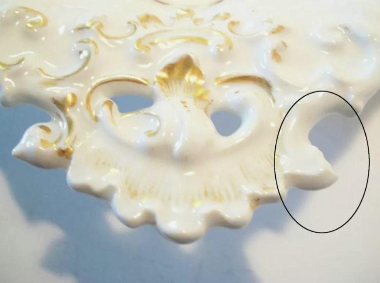 Antiguo Cuenco Central de Porcelana Pintado a Mano con Decoración Dorada - Reino Unido - S. XIX en venta 1