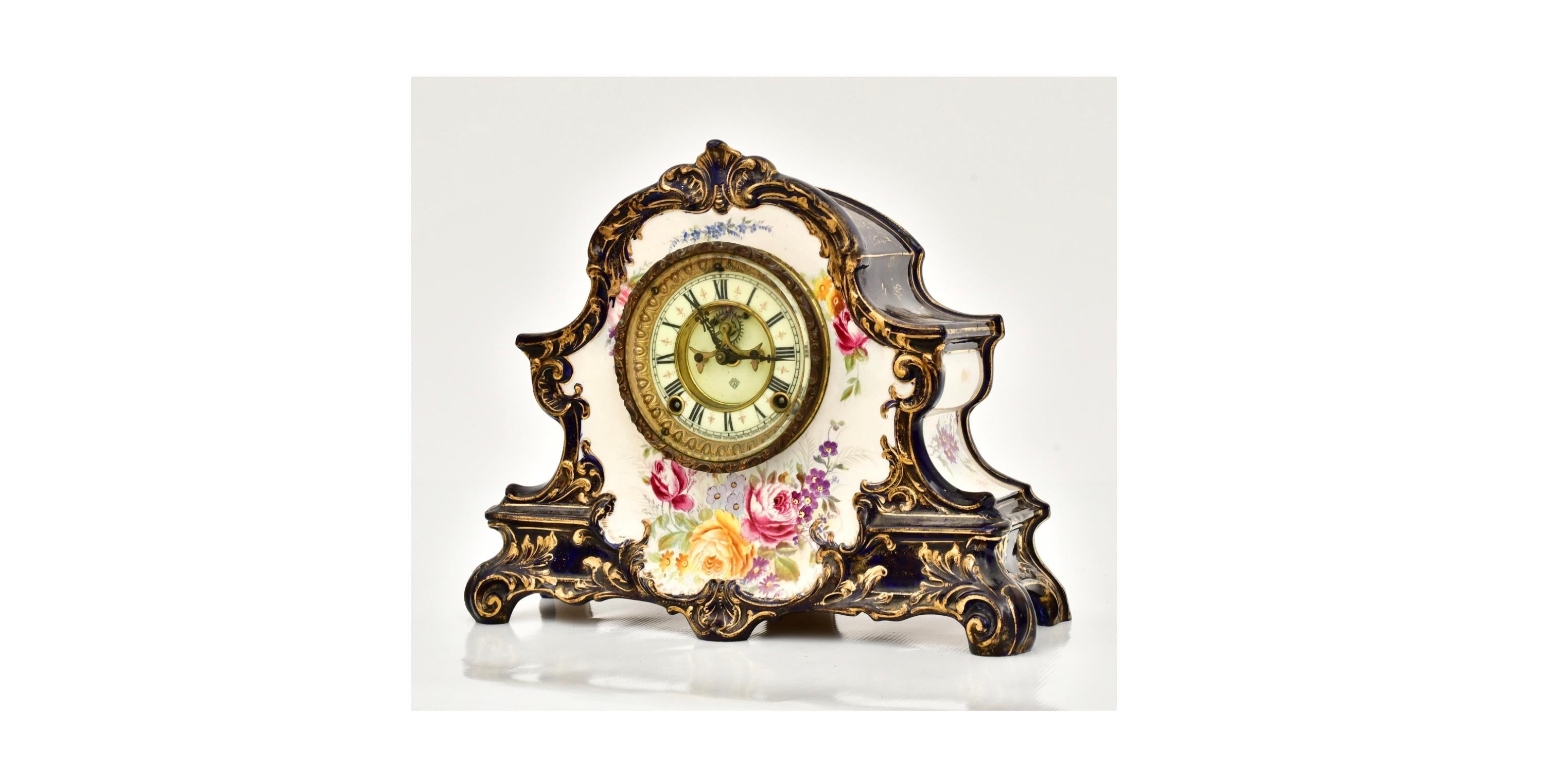 Eine charmante und exquisit gefertigte Porzellan-Kaminuhr aus dem späten 19. Jahrhundert von der Ansonia Clock Company mit dem Titel 