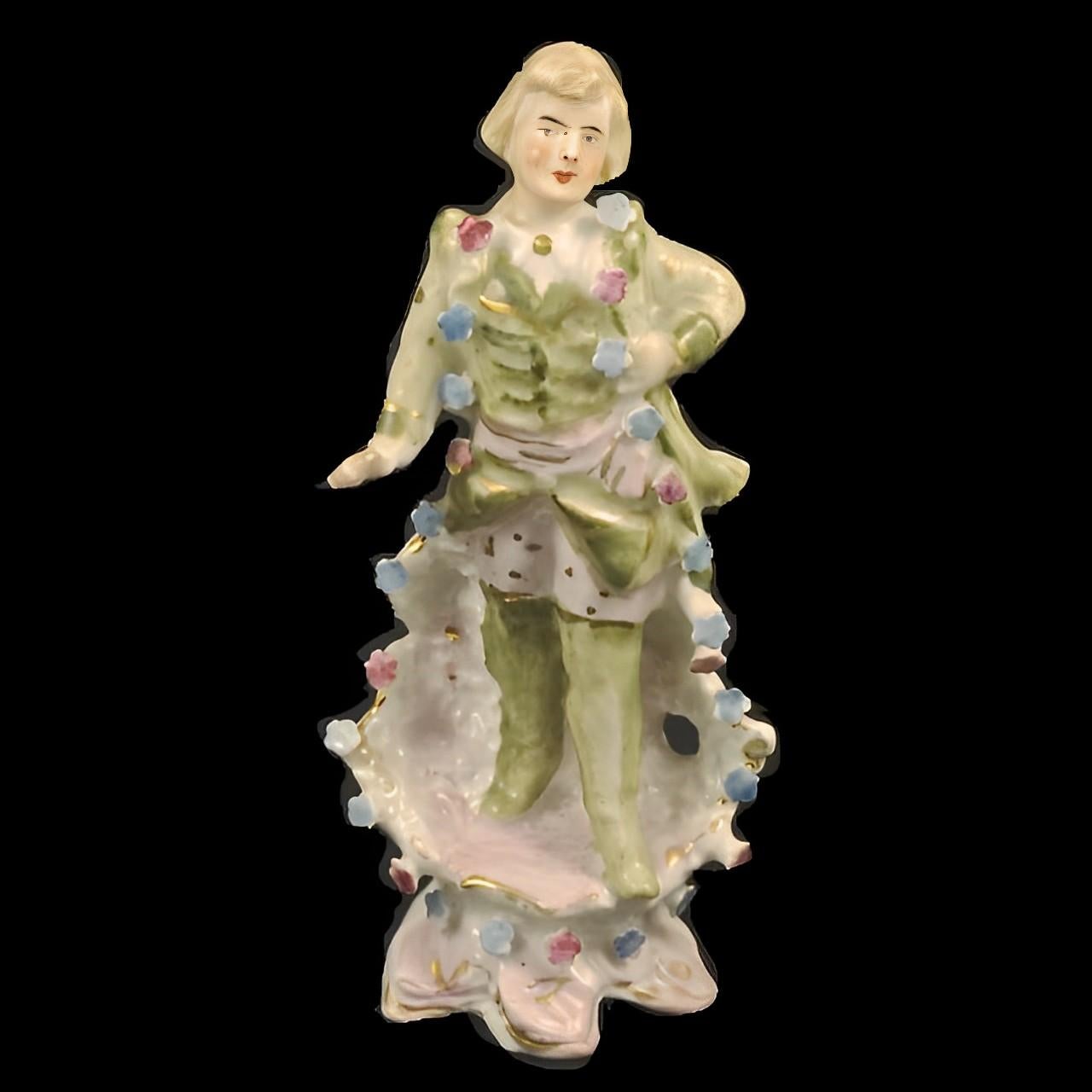 Ancienne figurine d'homme avec fleurs en porcelaine peinte à la main en vente 1