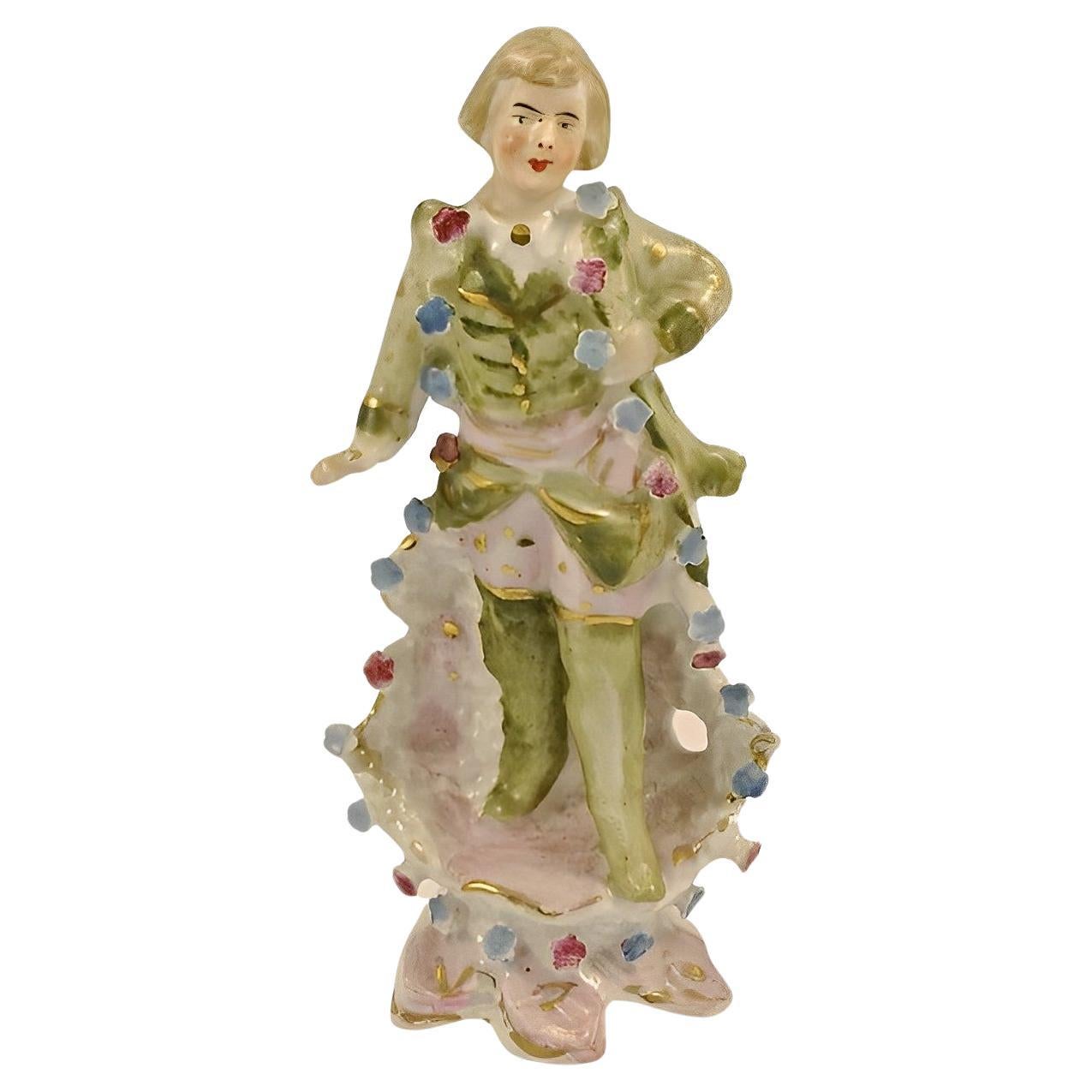 Ancienne figurine d'homme avec fleurs en porcelaine peinte à la main en vente