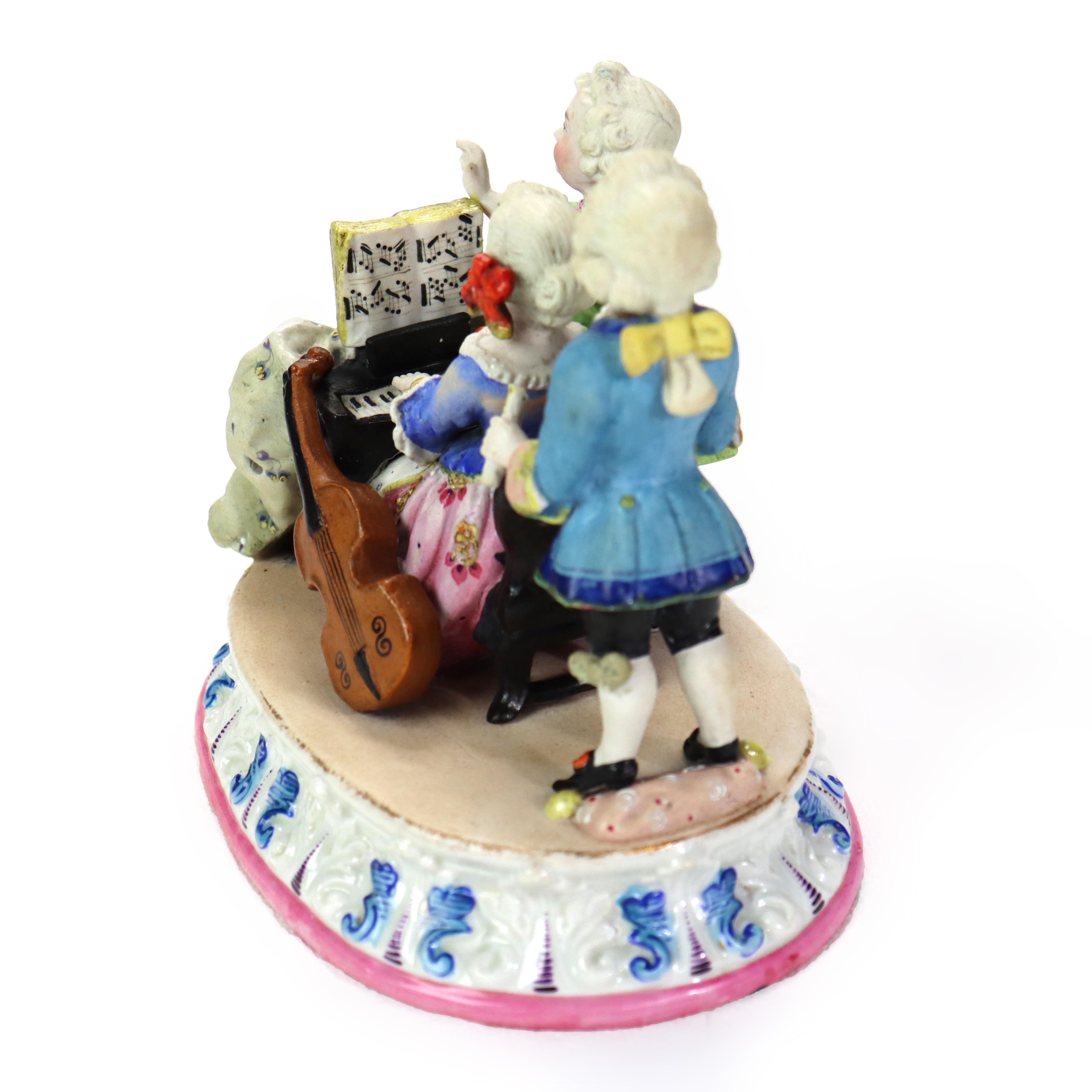 Groupe de musiciens en porcelaine peinte à la main C1890 en vente 2