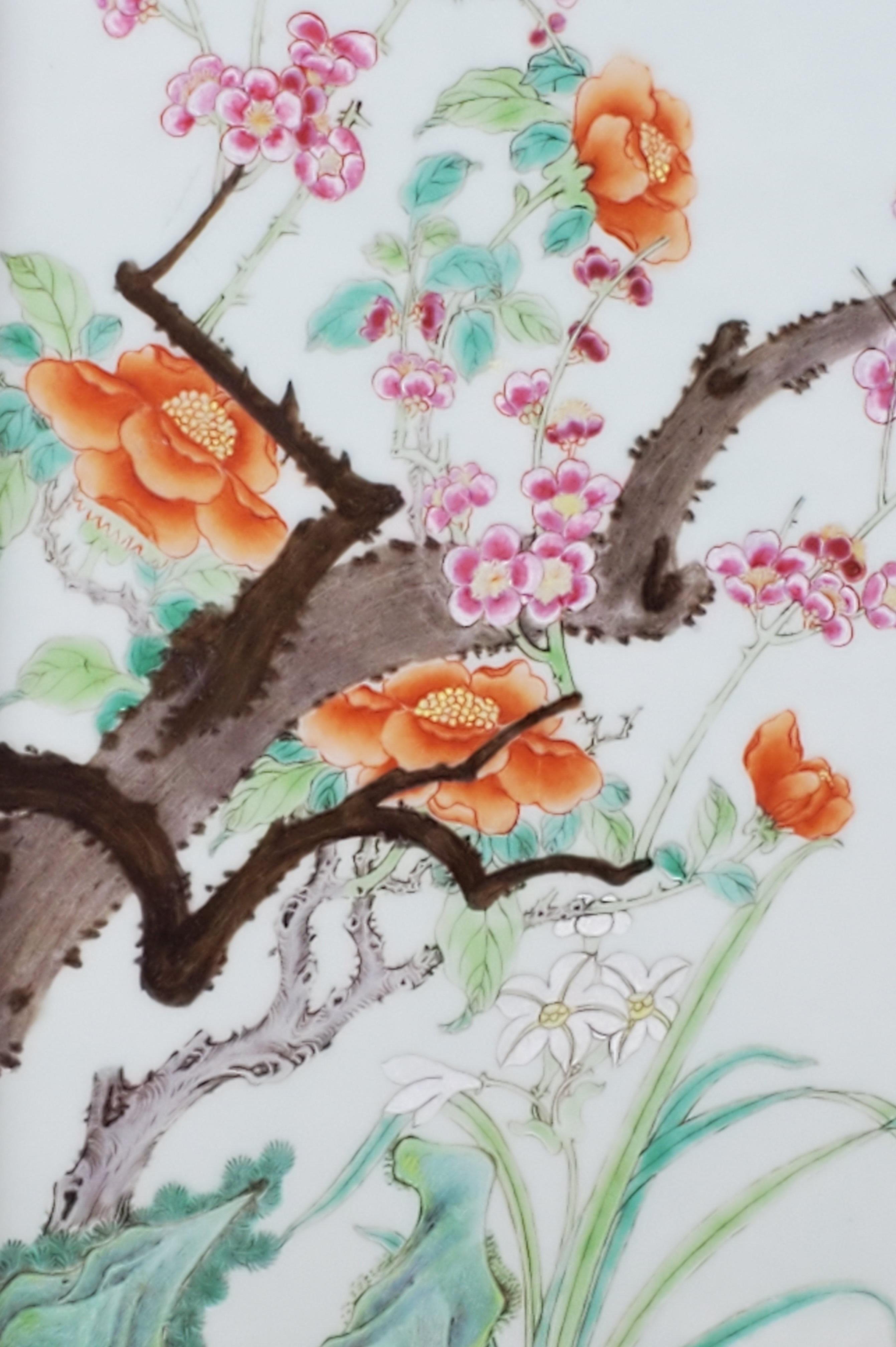 Dieses schöne und seltene handgemalte Porzellanbild mit Blumenmotiv besteht aus Baumpfingstrosen, Obstblüten und Lilien, die in der chinesischen Kultur allesamt als glücksverheißende Blumen gelten. Die vorherrschenden Farben sind Orange, Rosa,
