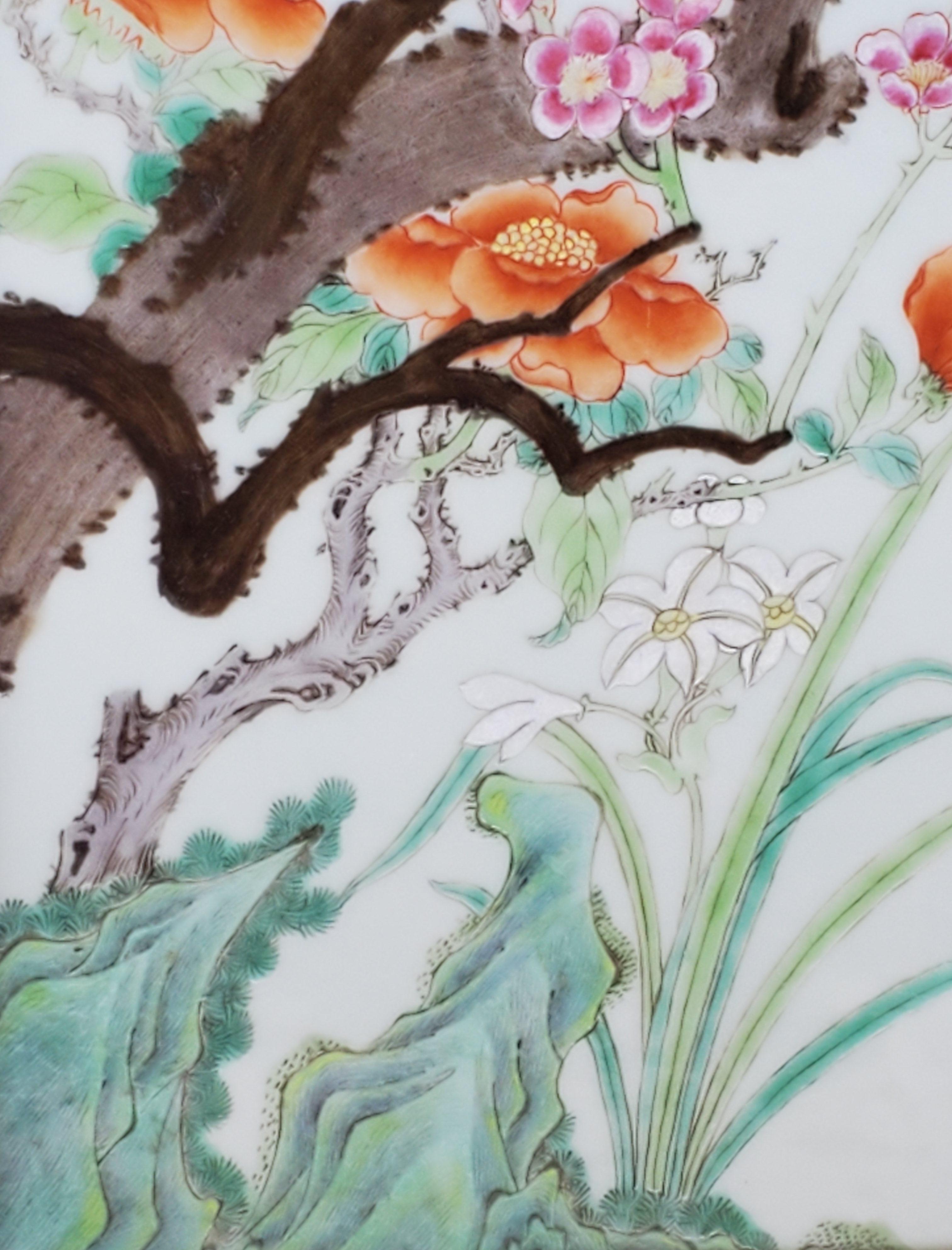 Antikes handbemaltes Porzellanbild von Pfingstrosen, Obstblüten und Lilien (Qing-Dynastie) im Angebot