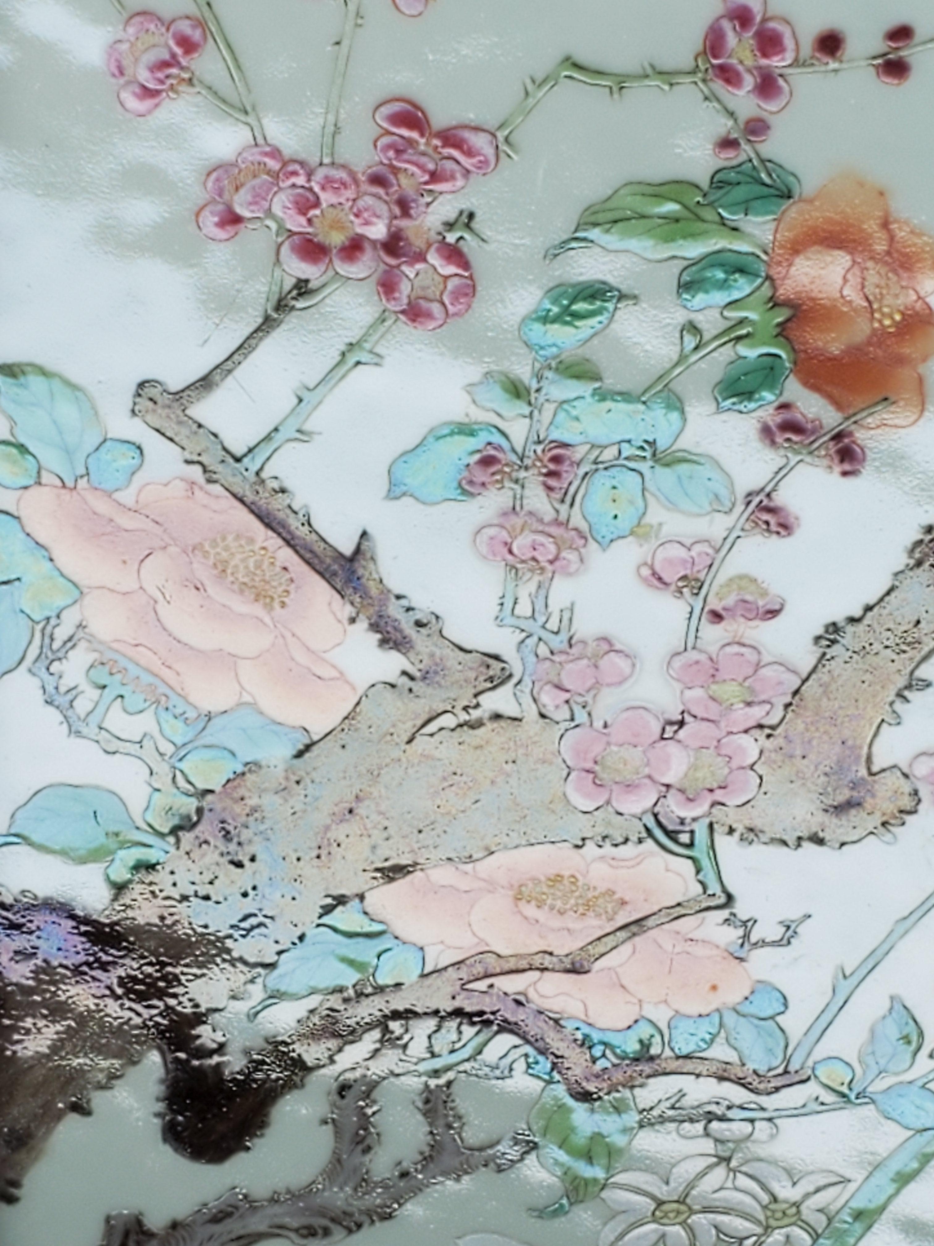 Antikes handbemaltes Porzellanbild von Pfingstrosen, Obstblüten und Lilien (Emailliert) im Angebot