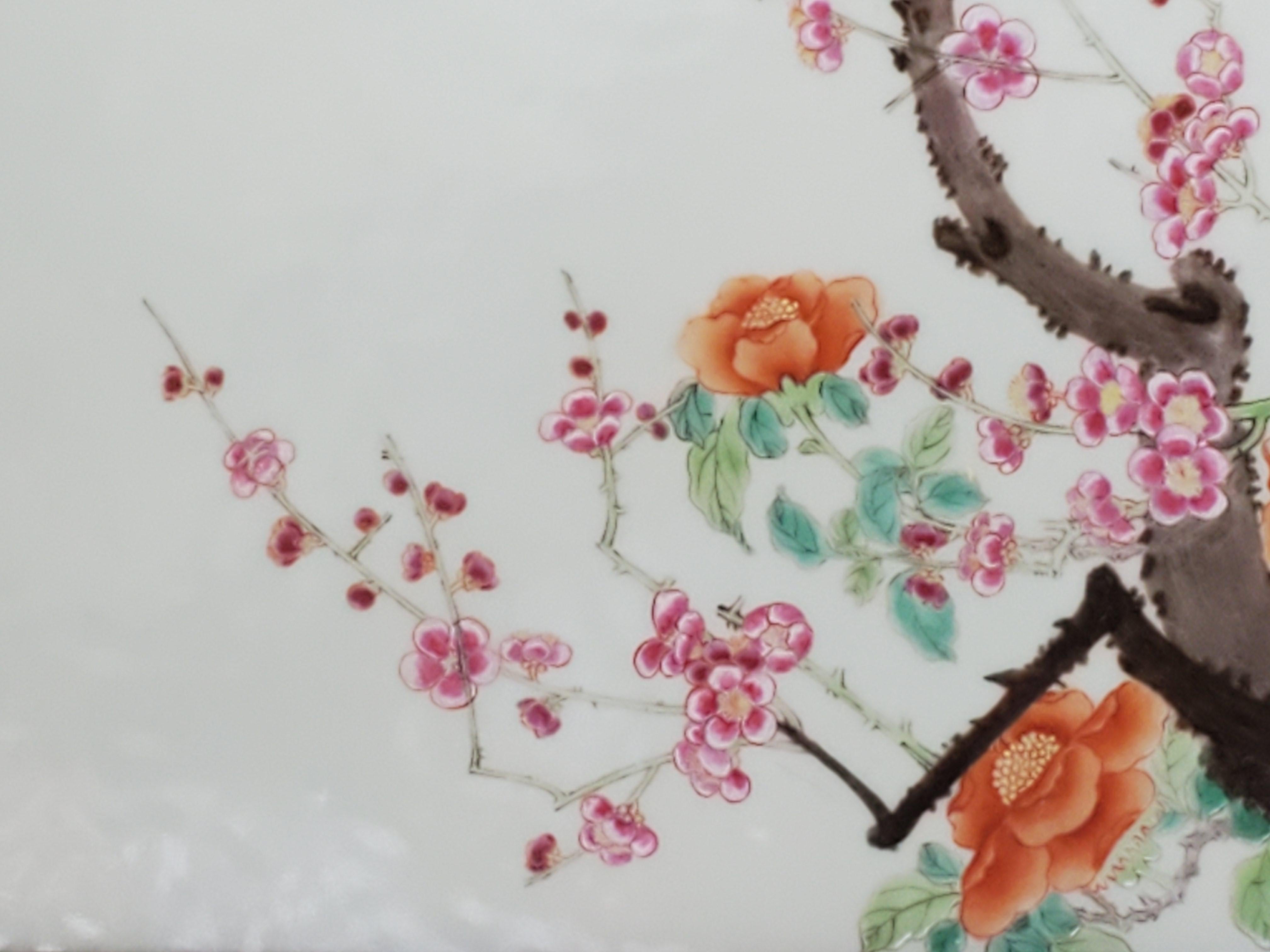 Antikes handbemaltes Porzellanbild von Pfingstrosen, Obstblüten und Lilien (Keramik) im Angebot