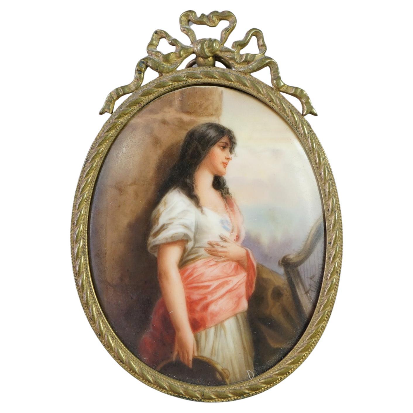 Antike handbemalte Porzellanplakette einer jungen Frau in ovalem Messingrahmen aus dem 19. Jahrhundert